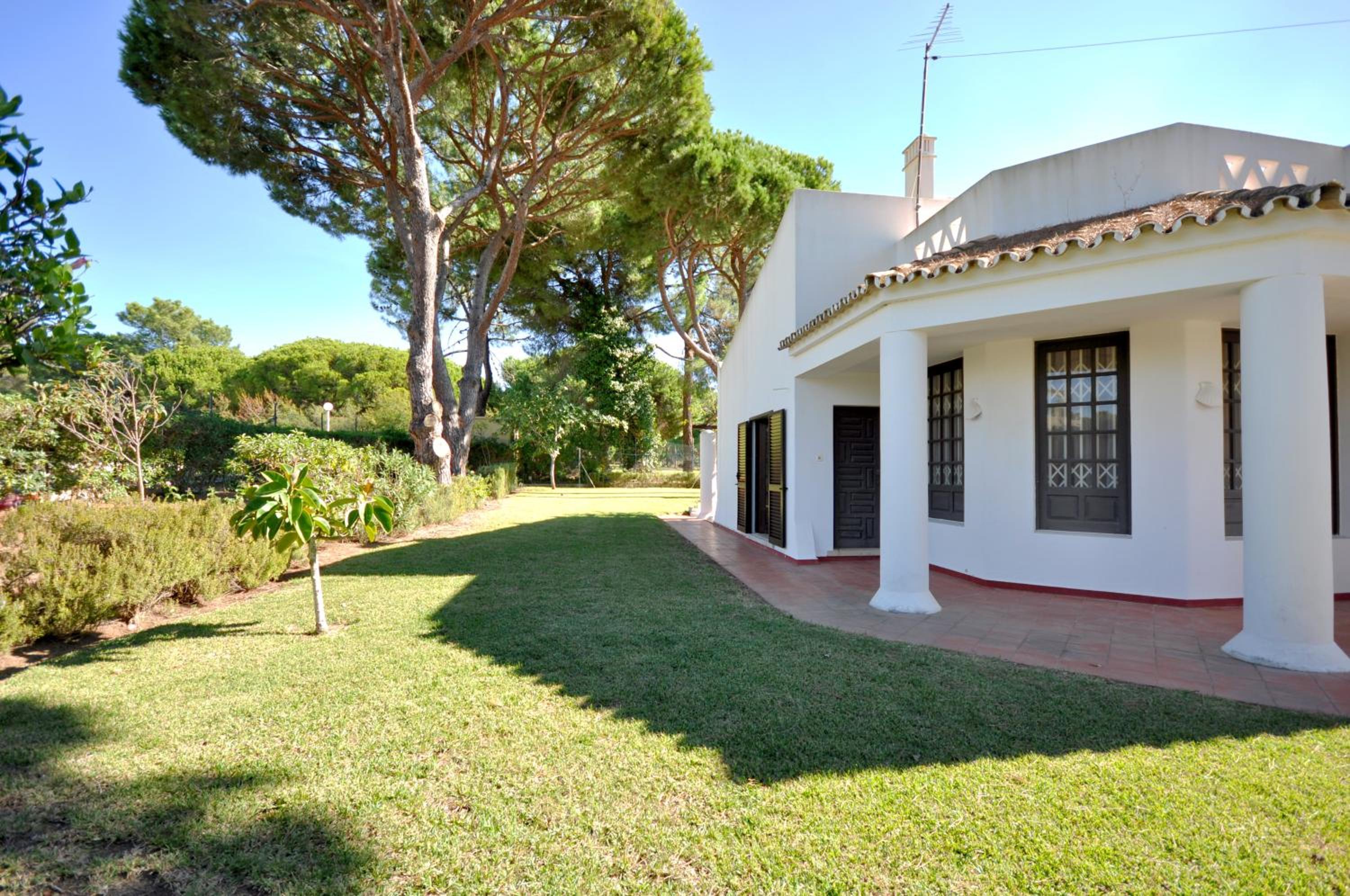 Perfect Retreat Overlooking Pinhal Golf Course, Private pool, Off-street parking