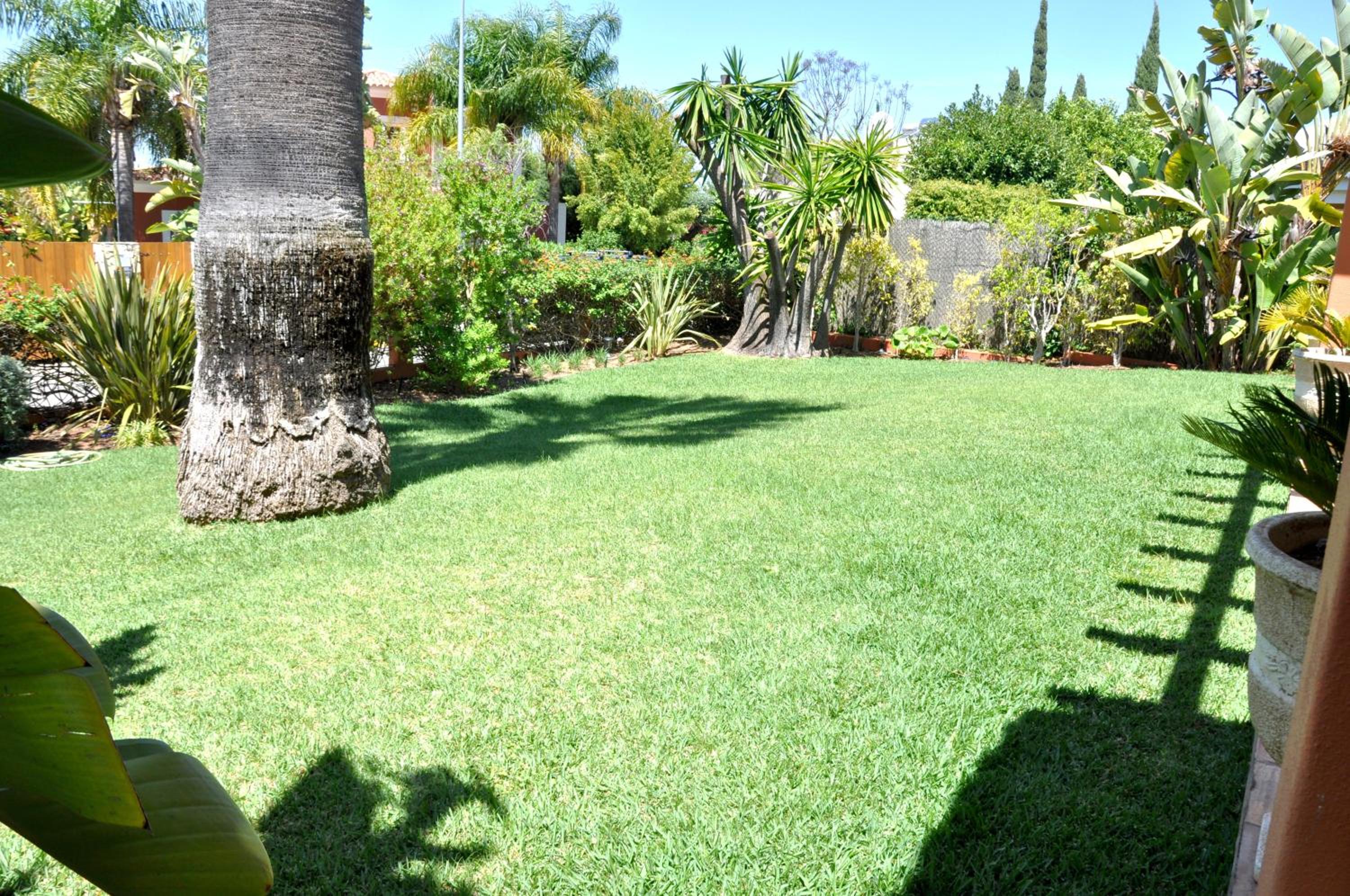 Fantastic for Family Gatherings, Optional Pool Heating, Free Air Con Wifi view 4