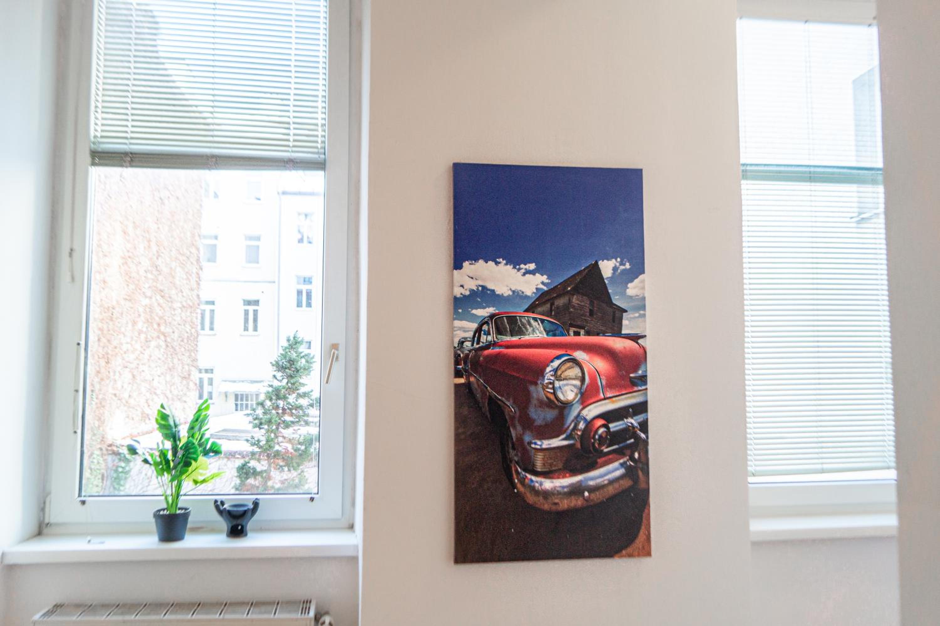 Modern 4BR Apt with LR near Wiener Stadthalle