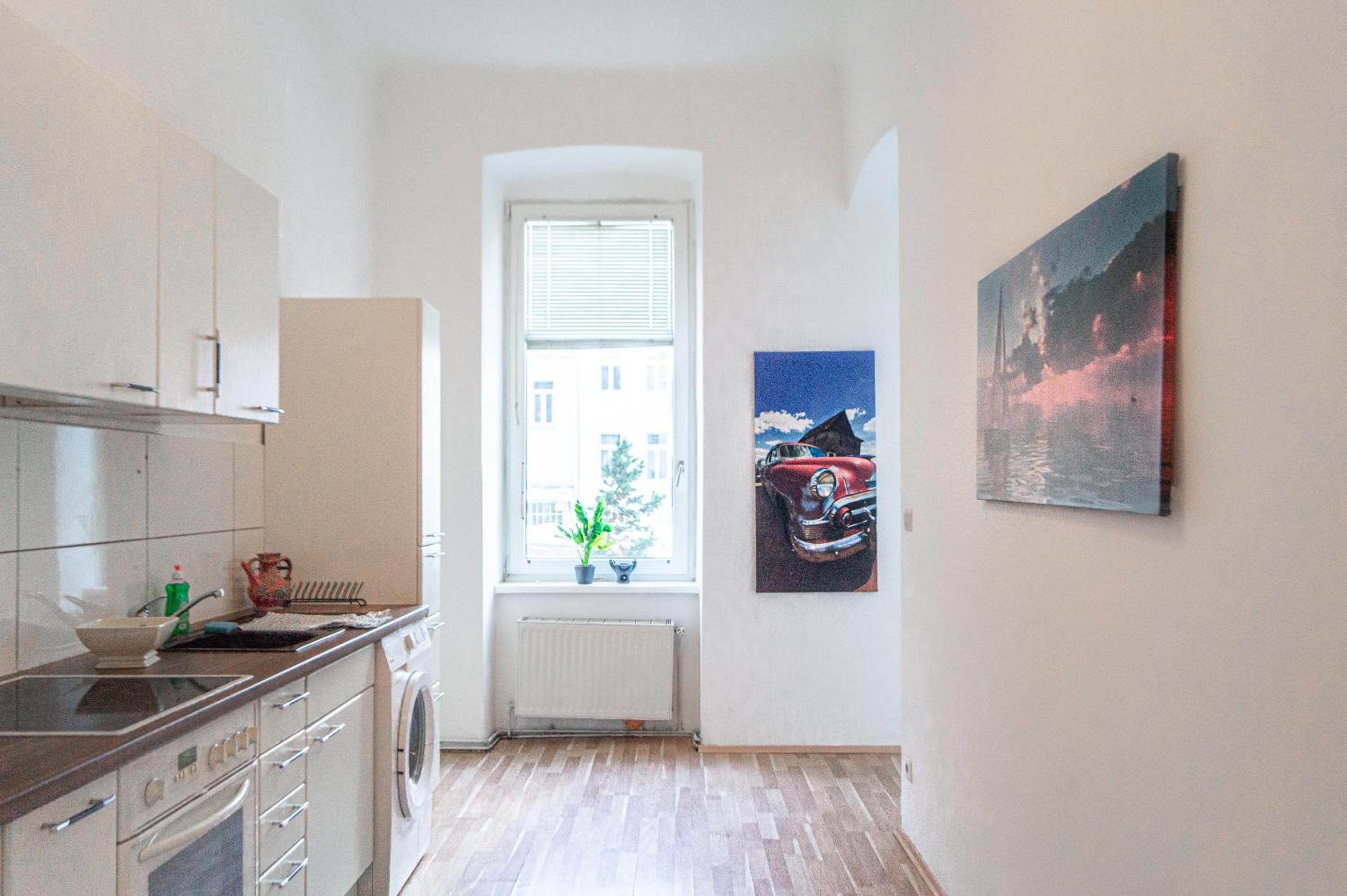 Modern 4BR Apt with LR near Wiener Stadthalle