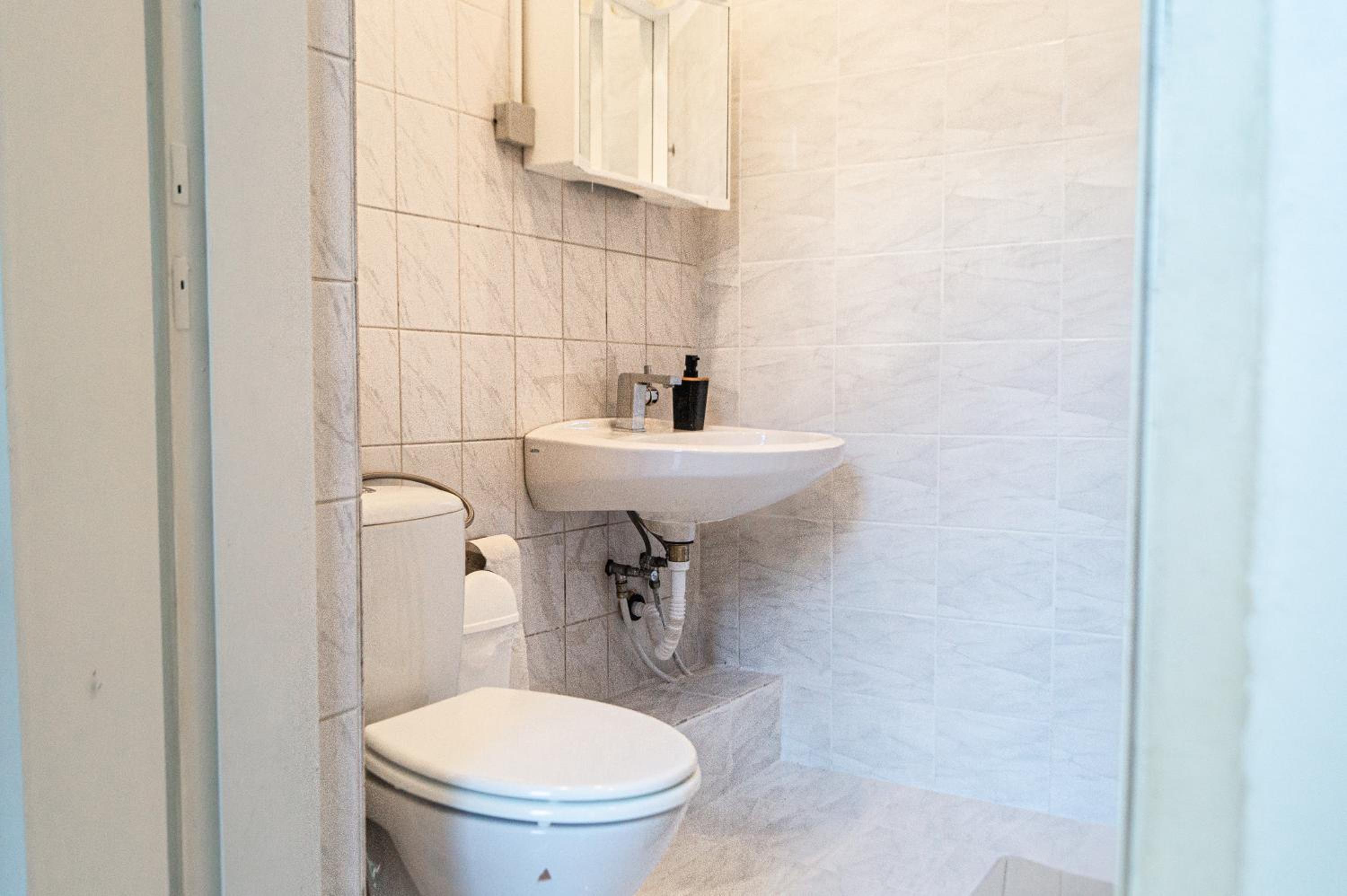 Modern 4BR Apt with LR near Wiener Stadthalle