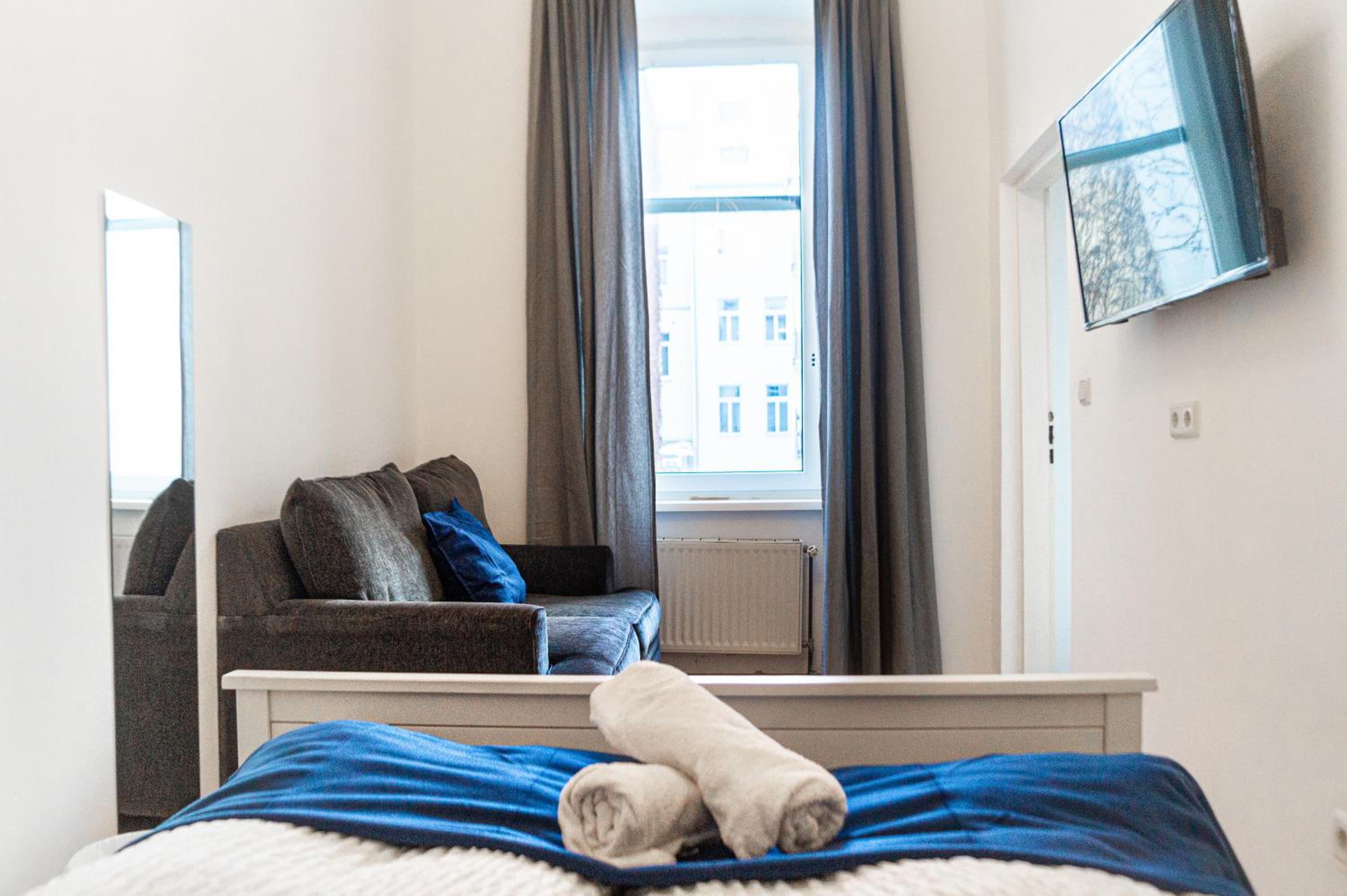 Modern 4BR Apt with LR near Wiener Stadthalle