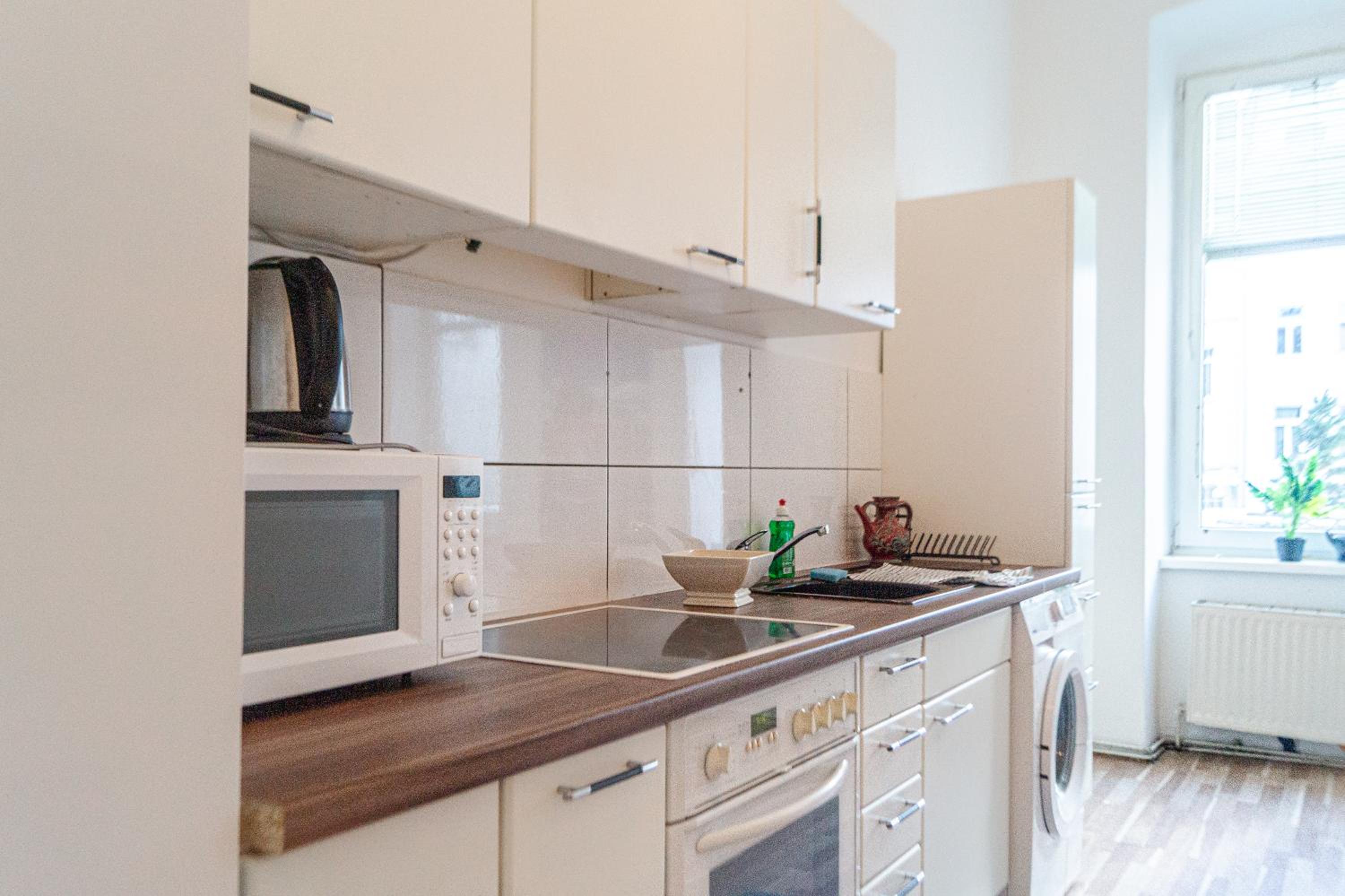 Modern 4BR Apt with LR near Wiener Stadthalle