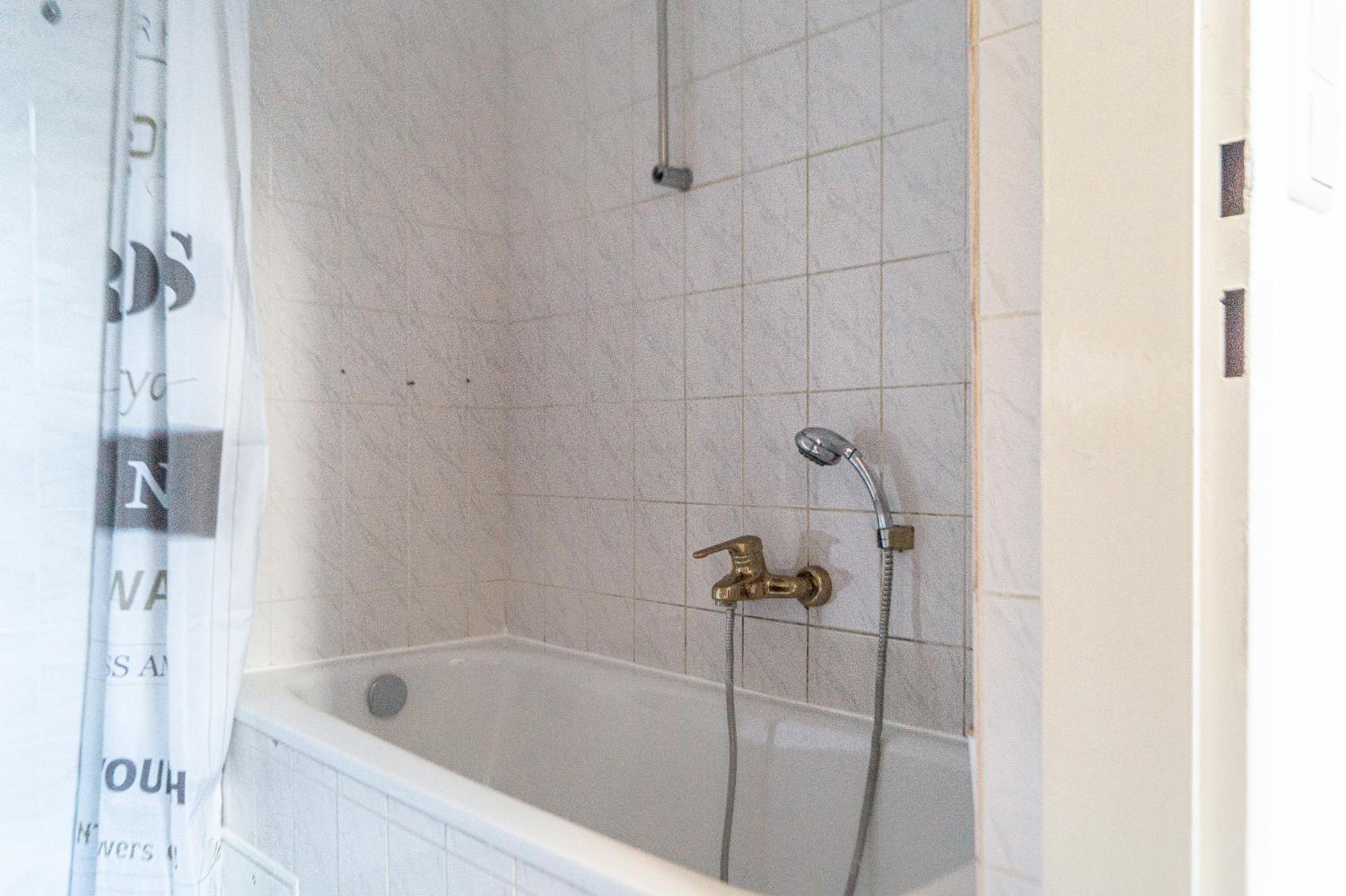 Modern 4BR Apt with LR near Wiener Stadthalle