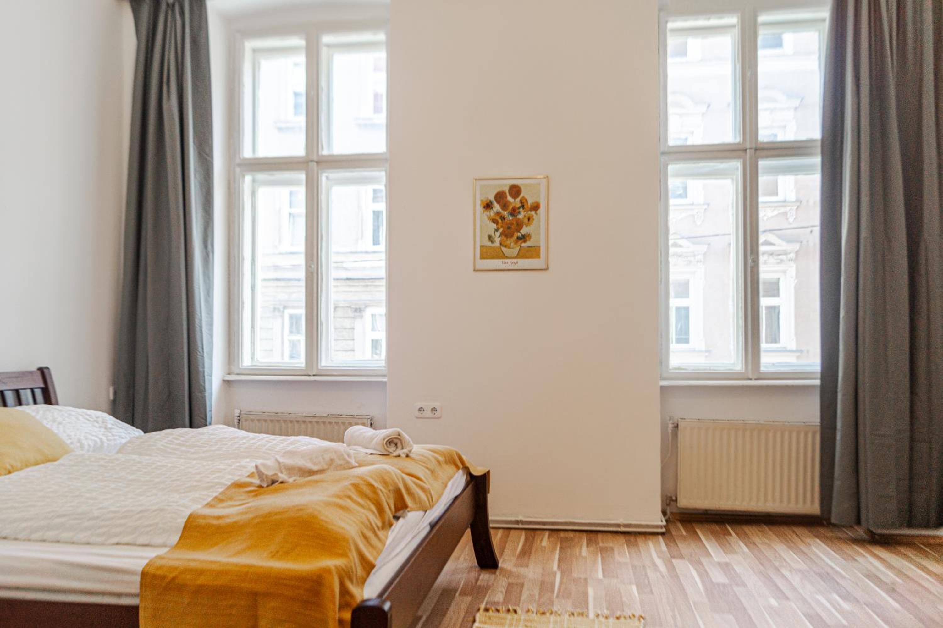 Modern 4BR Apt with LR near Wiener Stadthalle