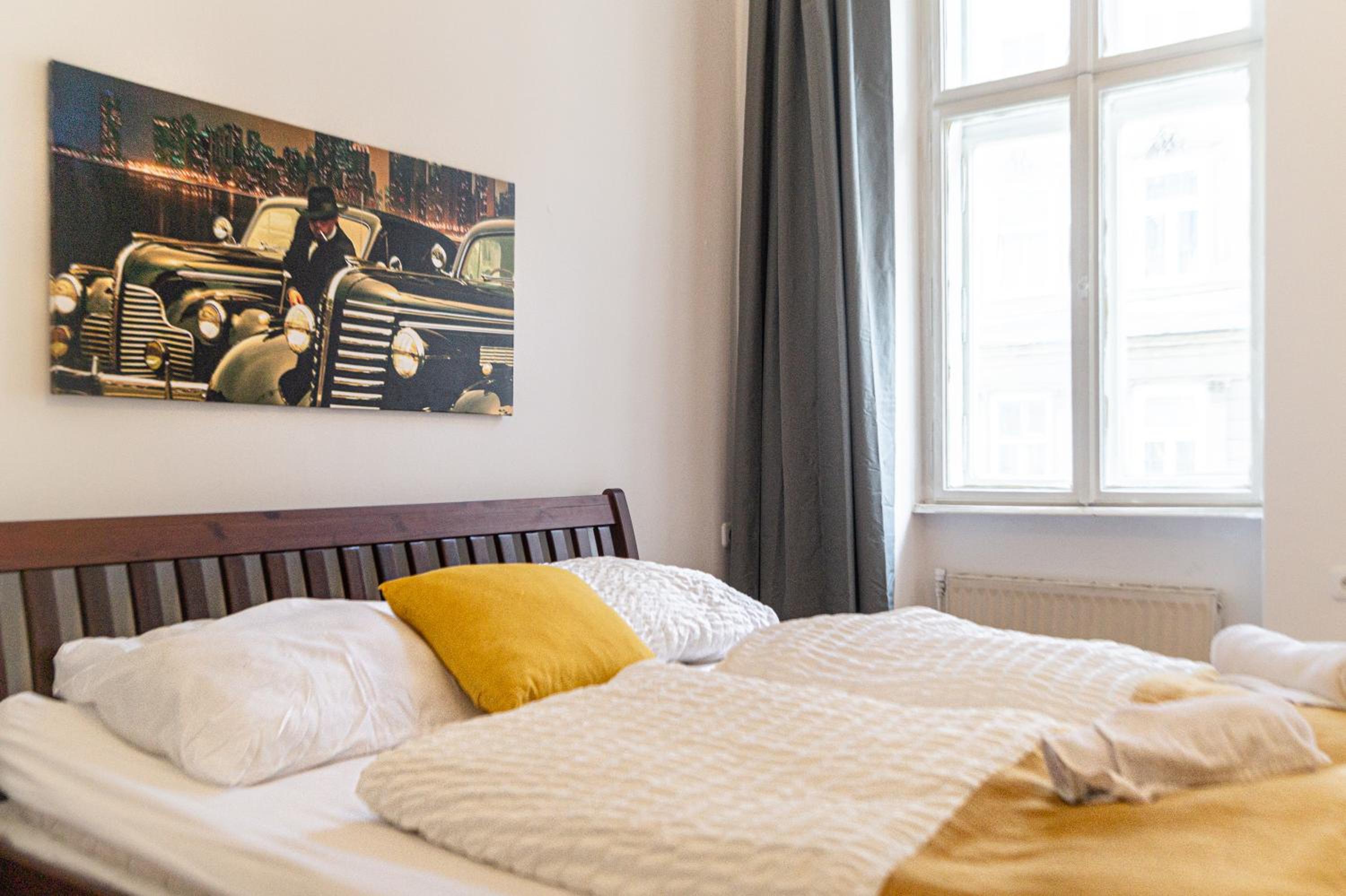 Modern 4BR Apt with LR near Wiener Stadthalle