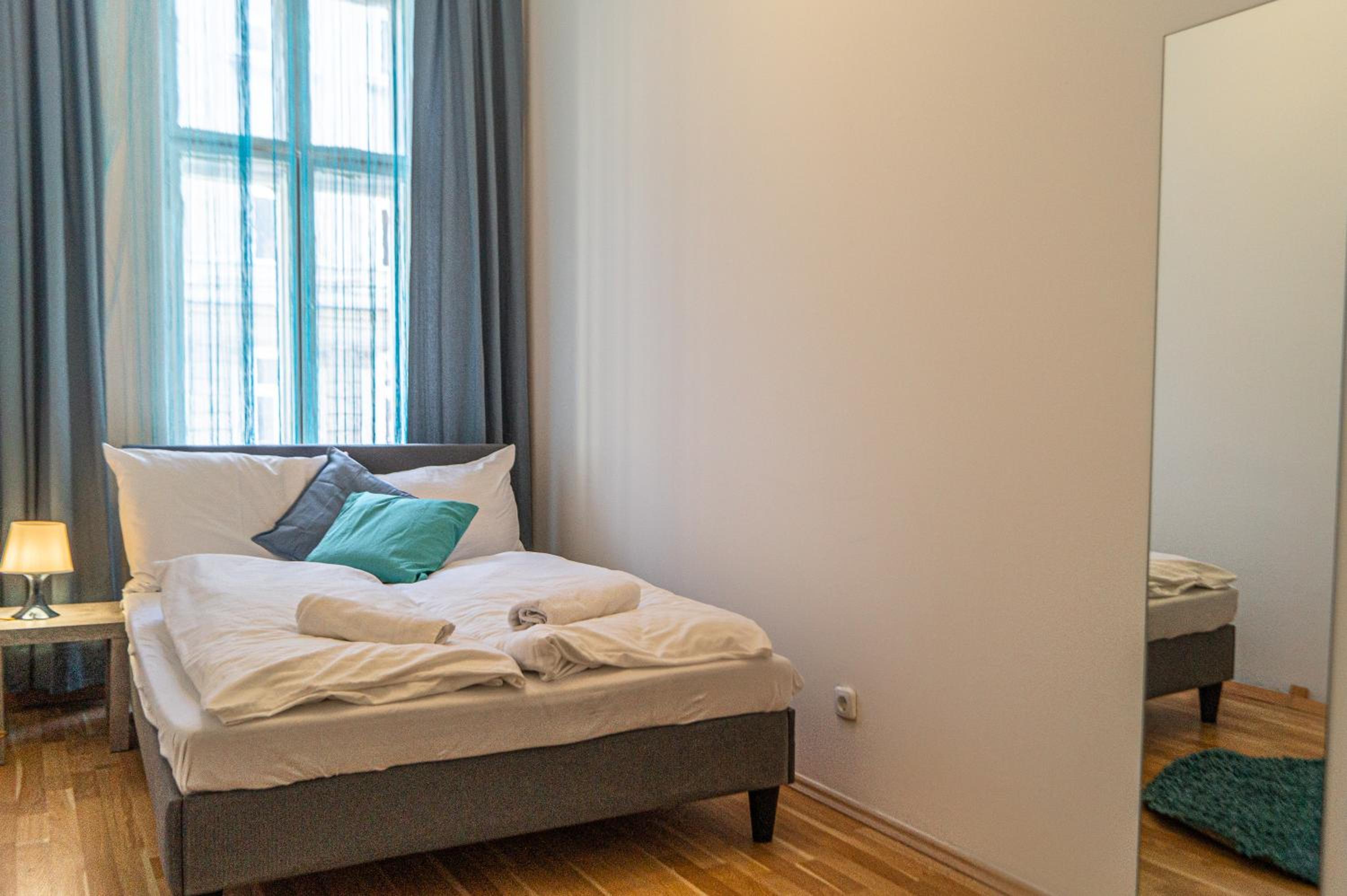 Modern 4BR Apt with LR near Wiener Stadthalle