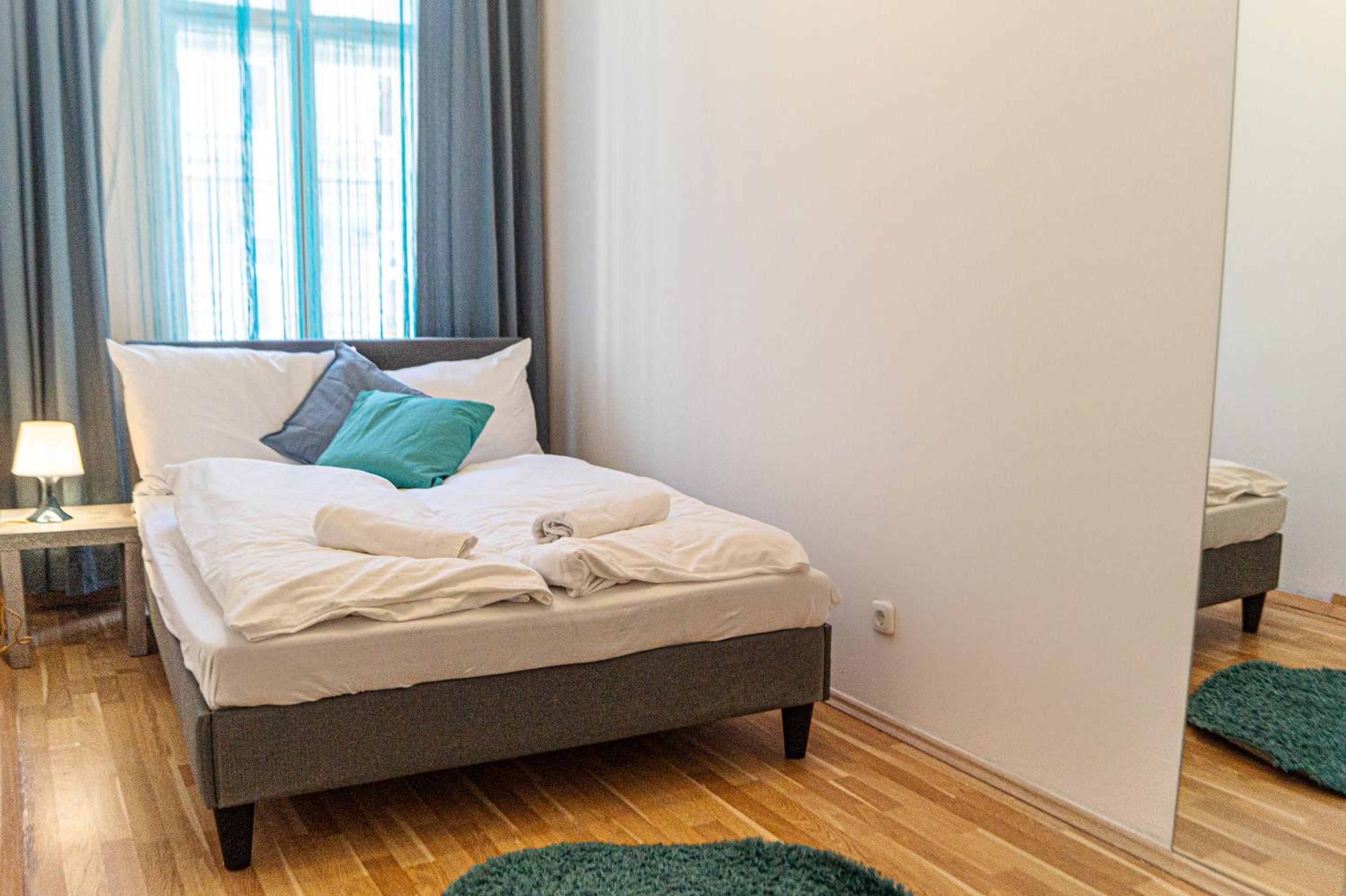Modern 4BR Apt with LR near Wiener Stadthalle