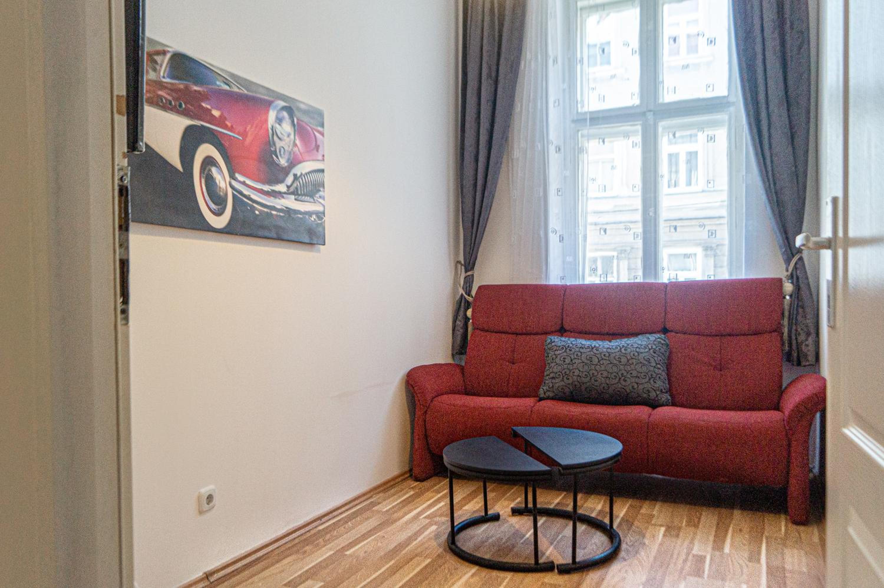 Modern 4BR Apt with LR near Wiener Stadthalle