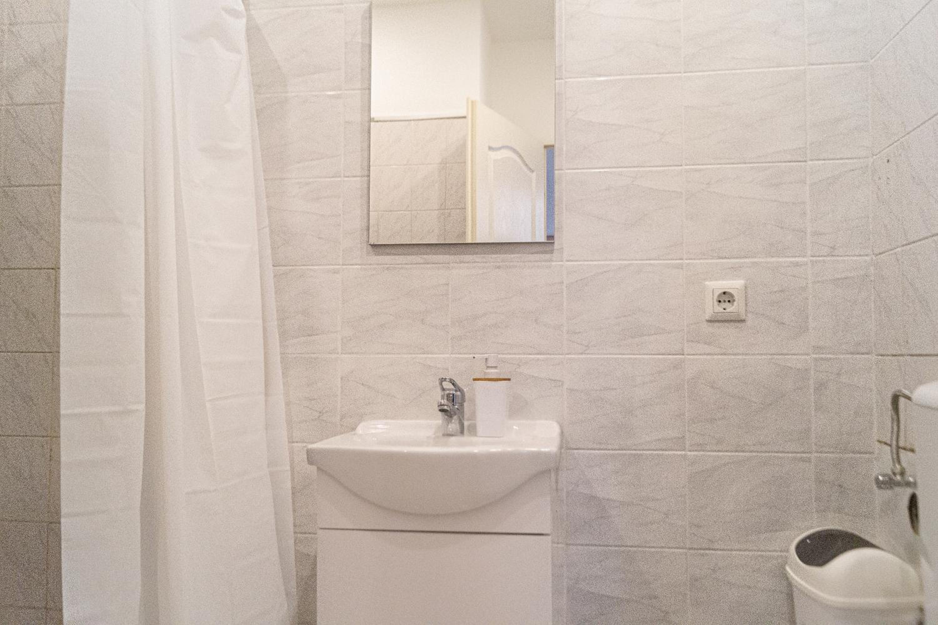Modern 4BR Apt with LR near Wiener Stadthalle