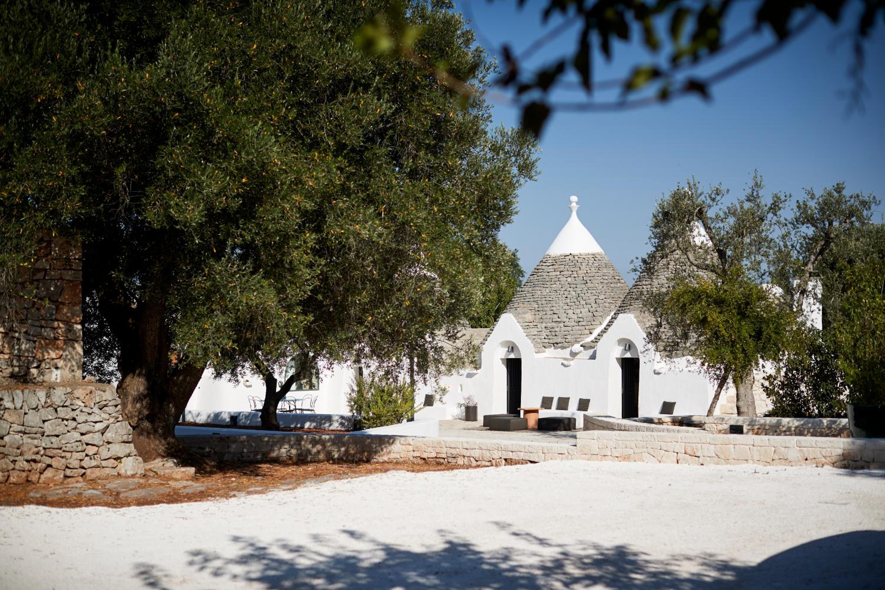 Trullo Smeraldo with exclusive swimming pool view 2