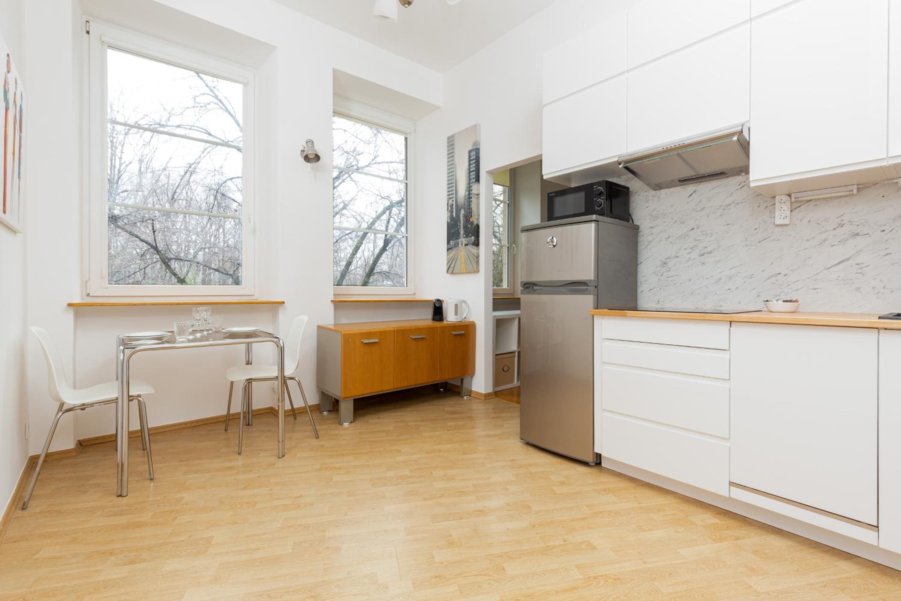 Downtown Studio Apartment by the Park by Renters view 4
