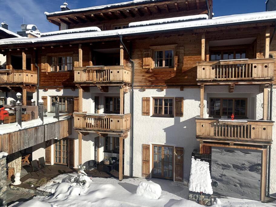 Ski-in & Out Alpine Style Apartment near Kitzbühel view 3