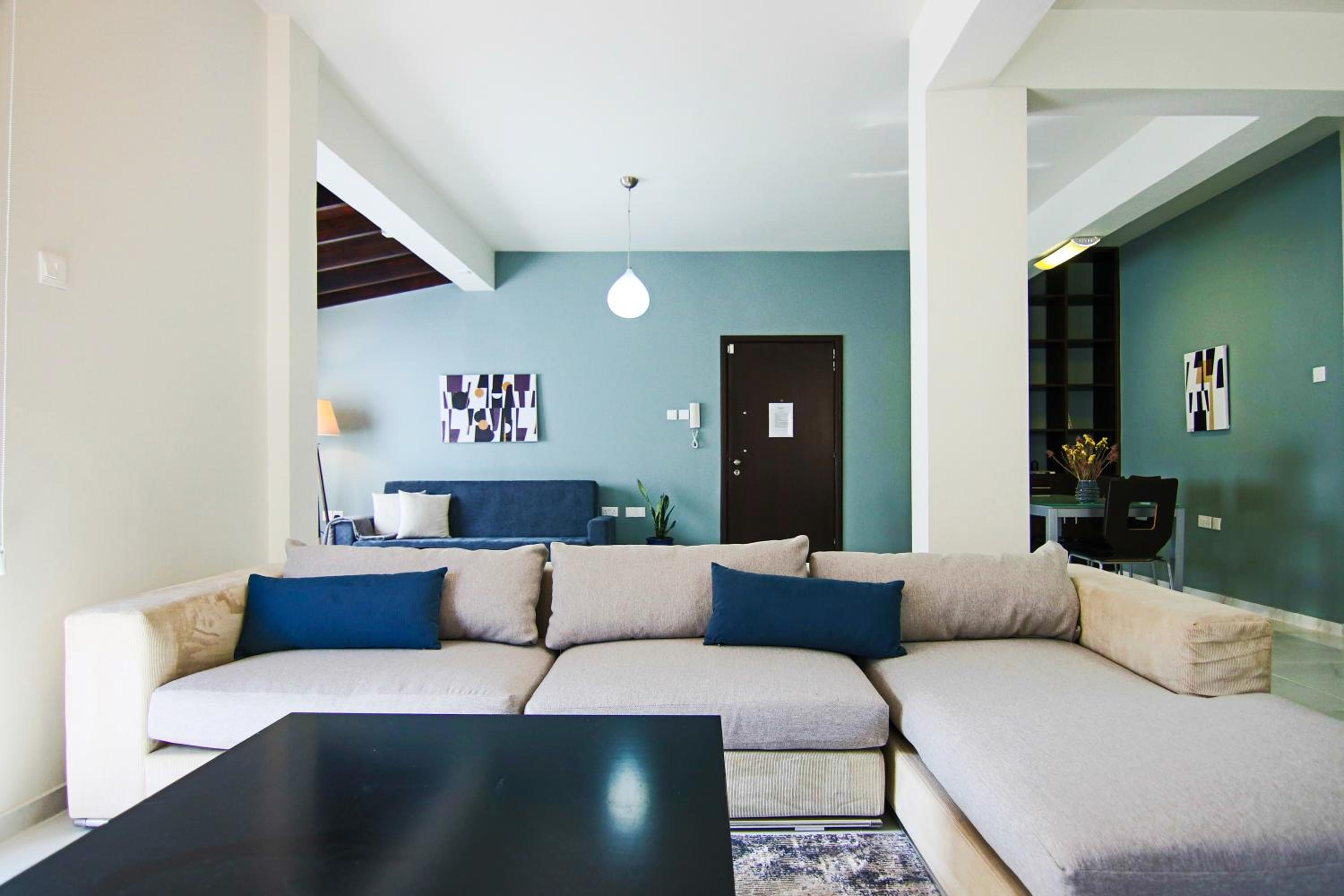 Phaedrus Living City View Luxury Flat Harbour 04 view 3