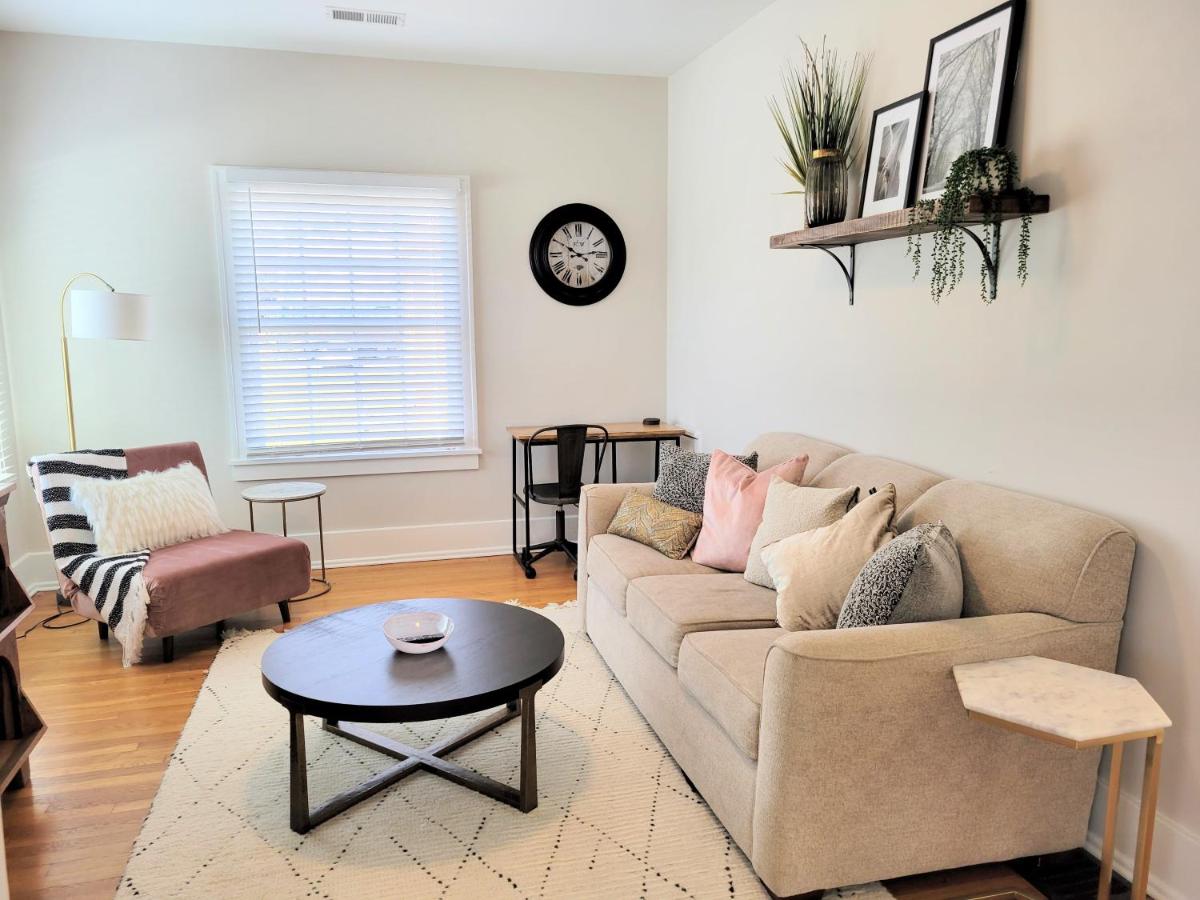 Downtown Main Street One-Bedroom Suite w/ Hi-Speed Wifi view 3