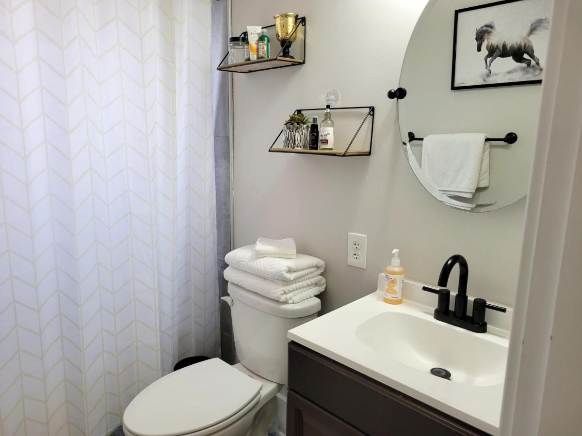 Downtown Main Street One-Bedroom Suite w/ Hi-Speed Wifi view 5
