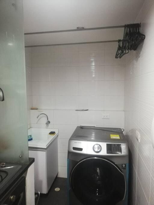 Hermosa habitación privada en conjunto residencial cerca al Aeropuerto y terminal de Bogotá, zonas comunes se comparten con 1 persona view 2