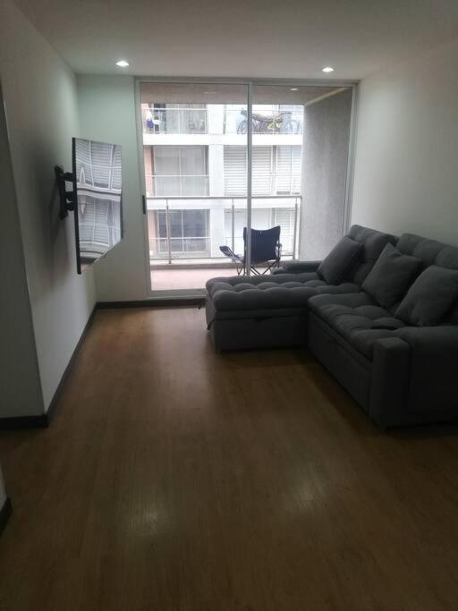 Hermosa habitación privada en conjunto residencial cerca al Aeropuerto y terminal de Bogotá, zonas comunes se comparten con 1 persona view 3