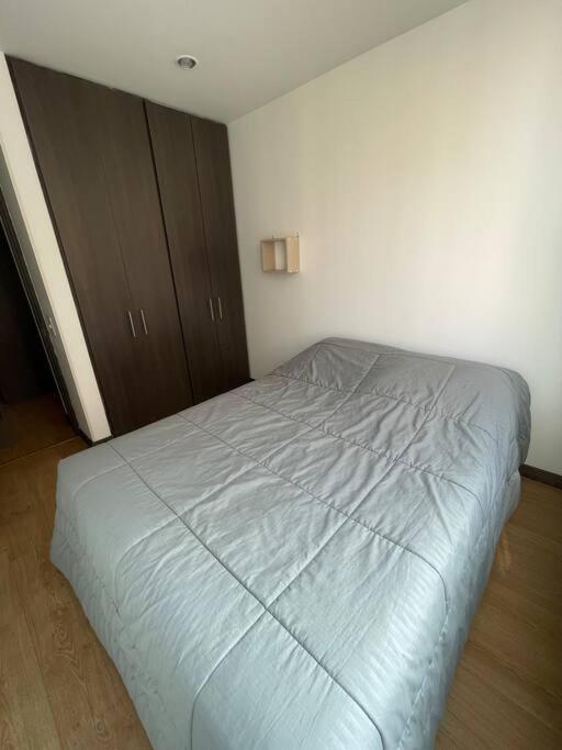 Hermosa habitación privada en conjunto residencial cerca al Aeropuerto y terminal de Bogotá, zonas comunes se comparten con 1 persona view 4