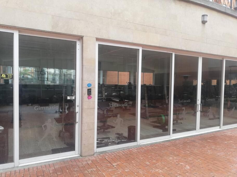 Hermosa habitación privada en conjunto residencial cerca al Aeropuerto y terminal de Bogotá, zonas comunes se comparten con 1 persona view 5