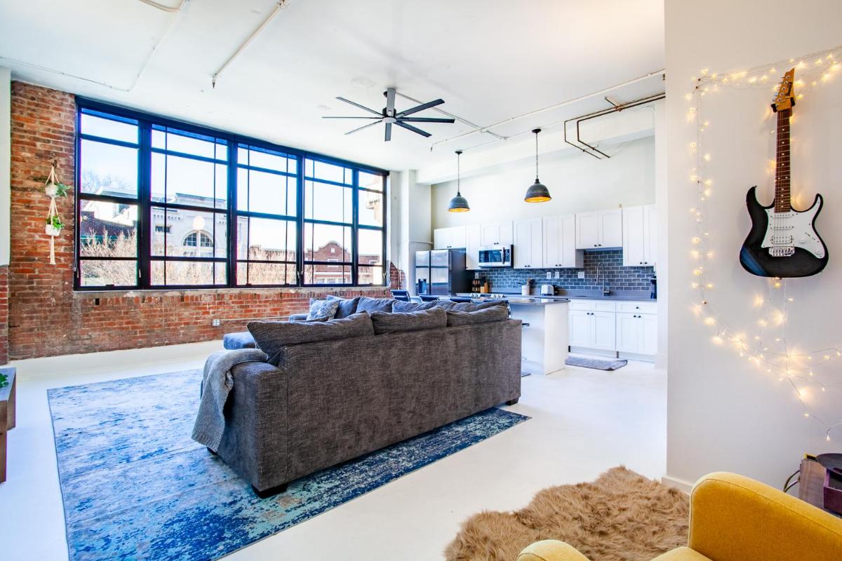 Spacious Sterchi Loft Getaway- Downtown Getaway view 4