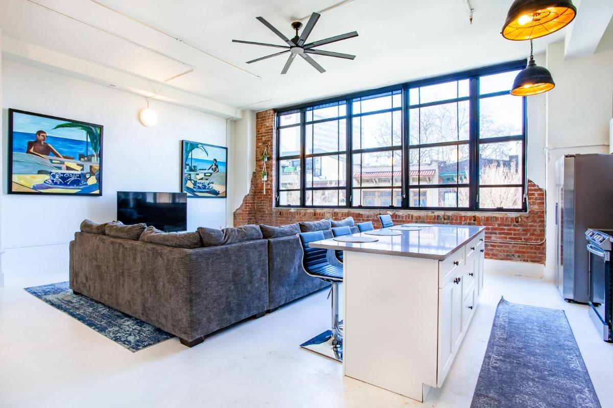 Spacious Sterchi Loft Getaway- Downtown Getaway view 5