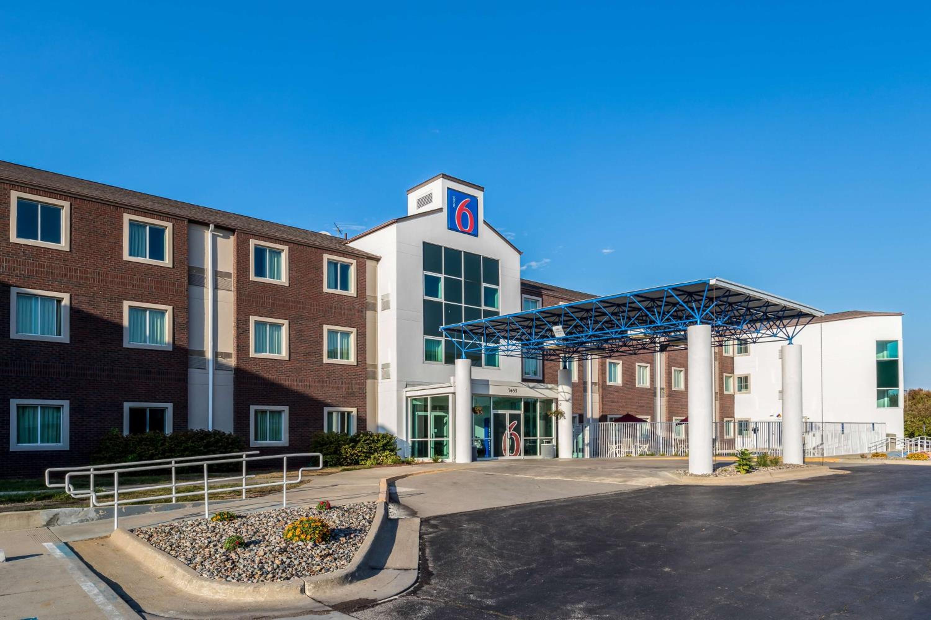 Des Moines Vacations - Motel 6-West Des Moines, IA - Property Image 2