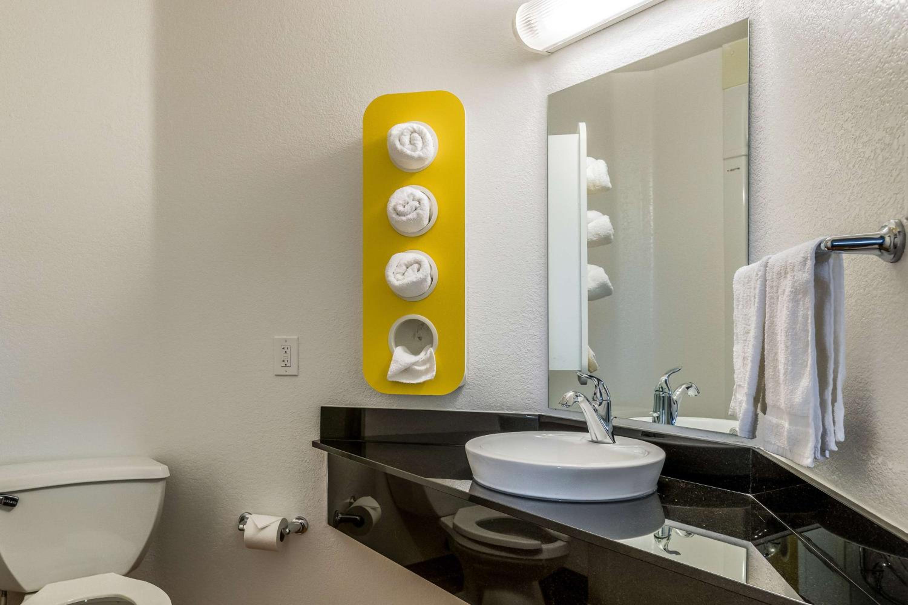 Des Moines Vacations - Motel 6-West Des Moines, IA - Property Image 4