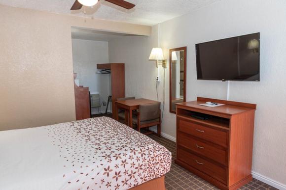 Elko Vacations - Esquire Inn - Property Image 11