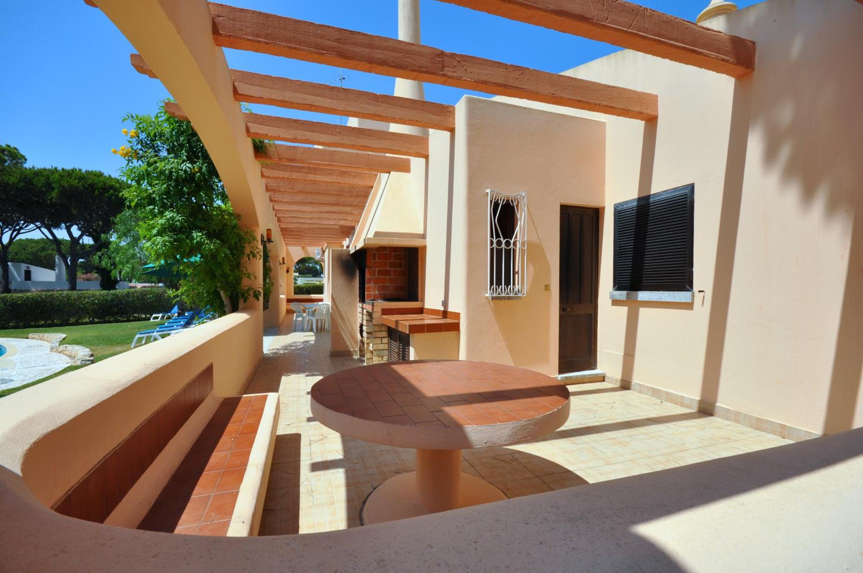 5 En-Suite Bedrooms, close to centre, free AC WiFi view 4