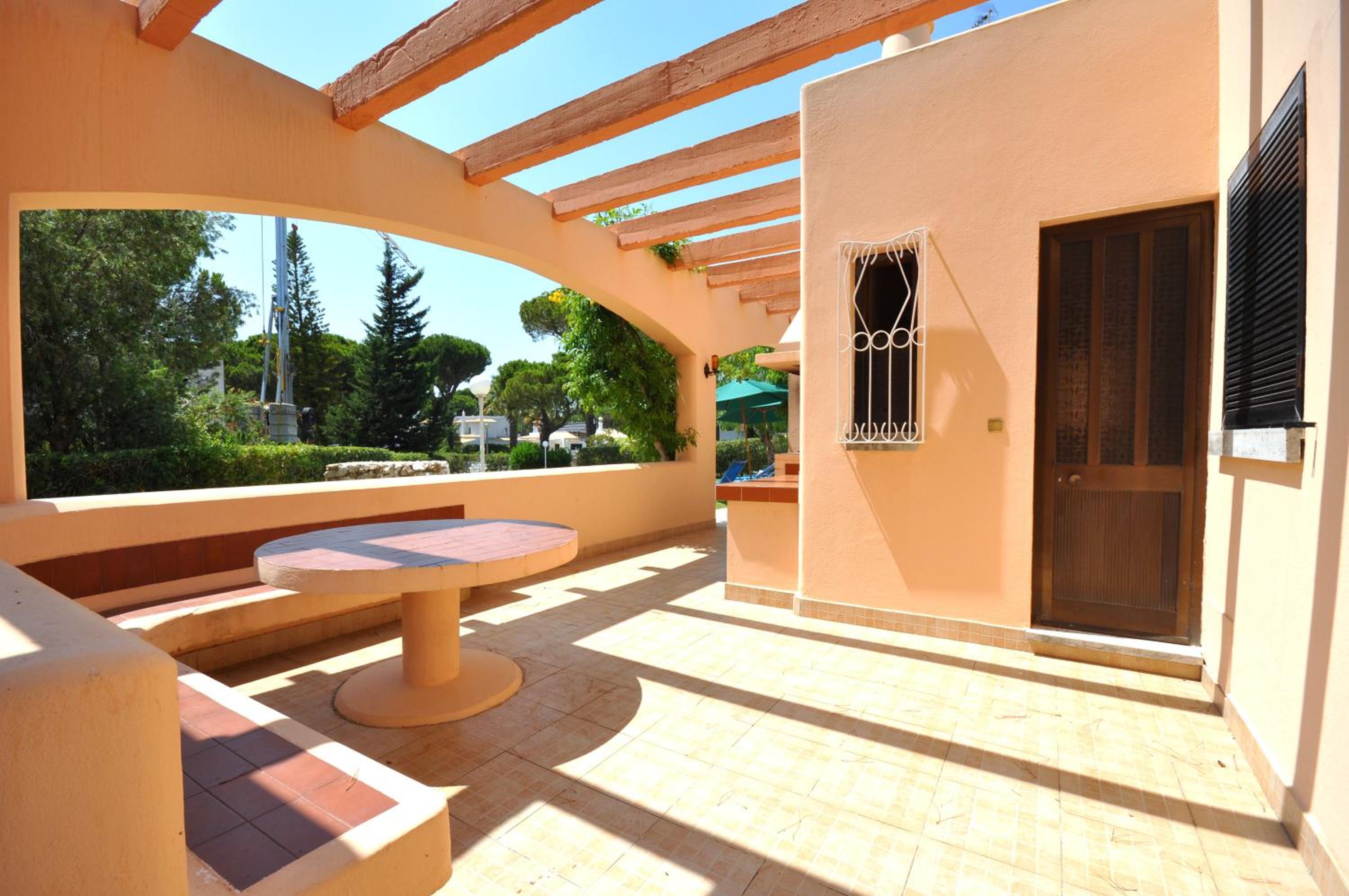 5 En-Suite Bedrooms, close to centre, free AC WiFi view 5