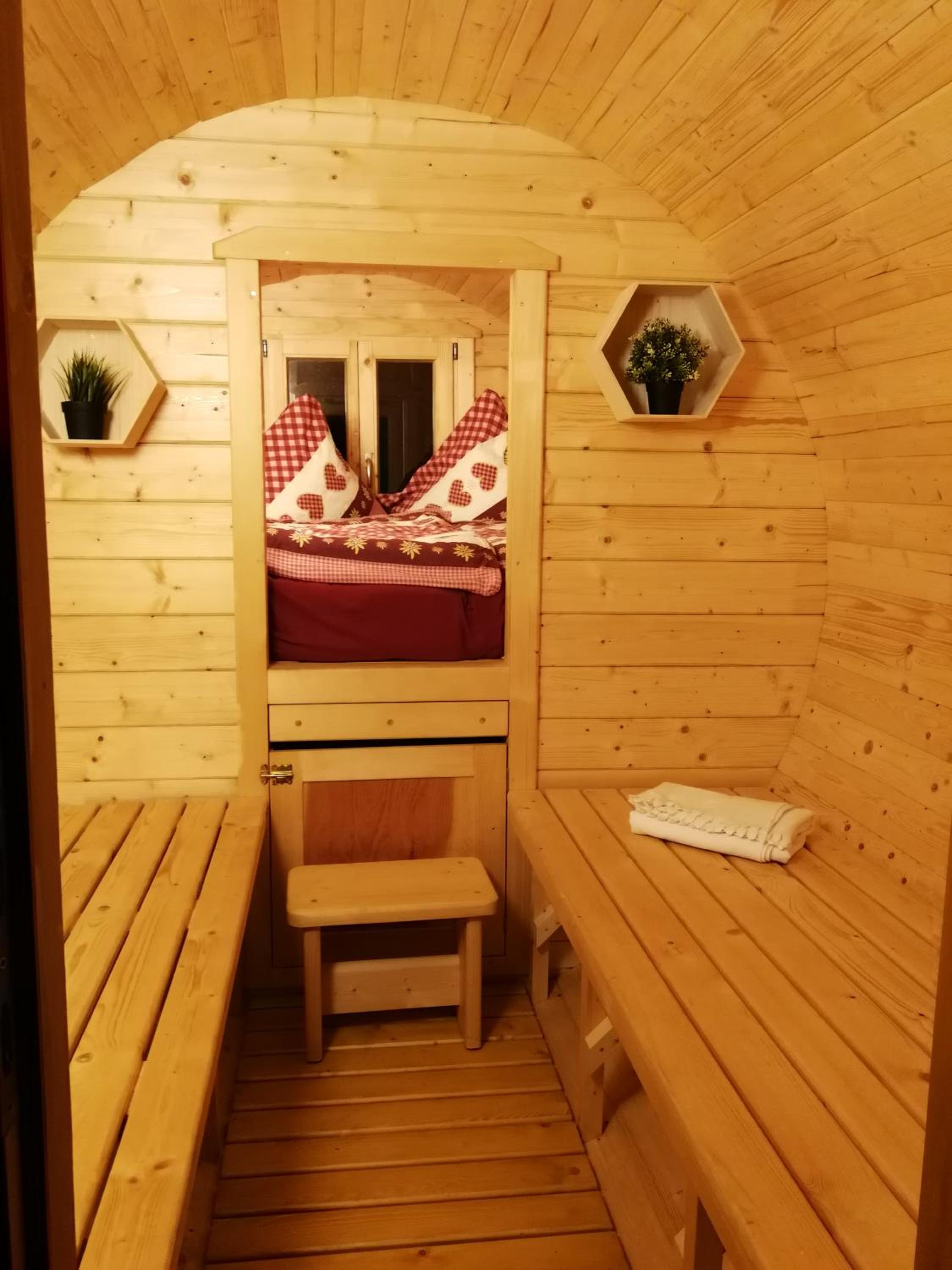 Peenehof Köppen - Ferienwohnungen & Schlaffässer