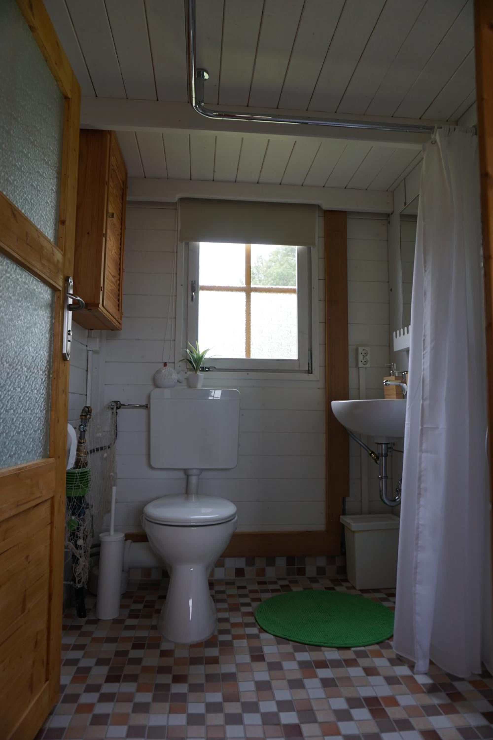 Peenehof Köppen - Ferienwohnungen & Schlaffässer