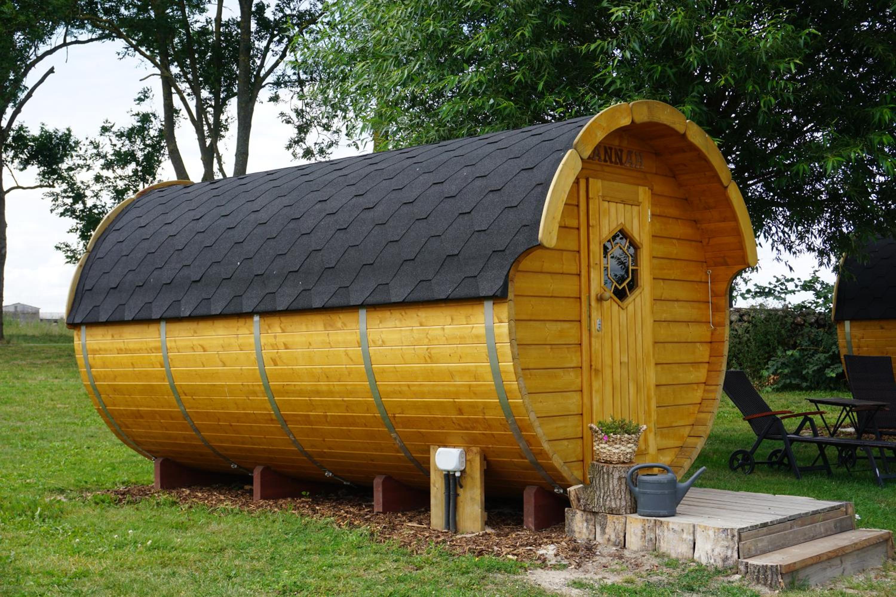 Peenehof Köppen - Ferienwohnungen & Schlaffässer