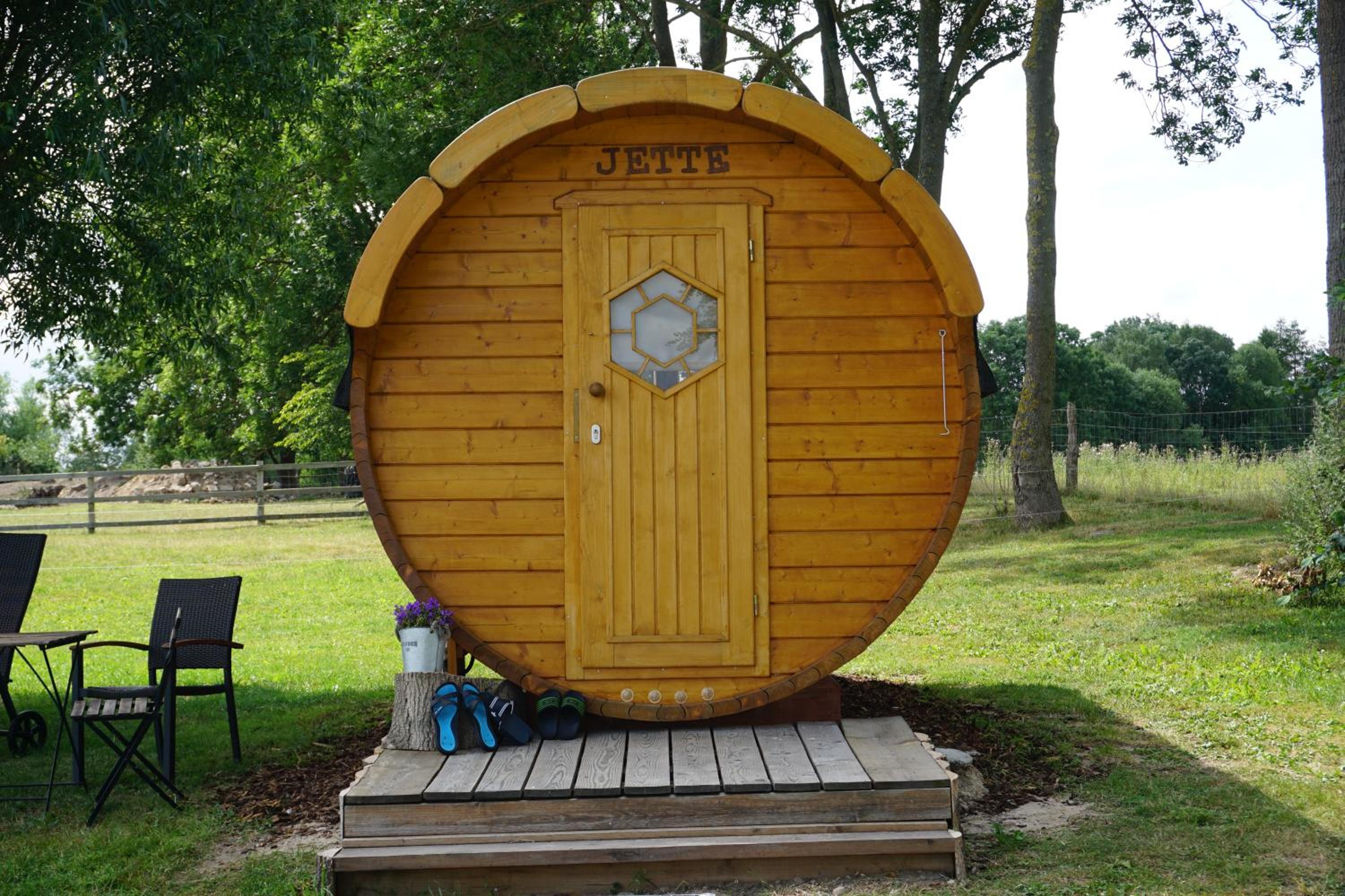 Peenehof Köppen - Ferienwohnungen & Schlaffässer