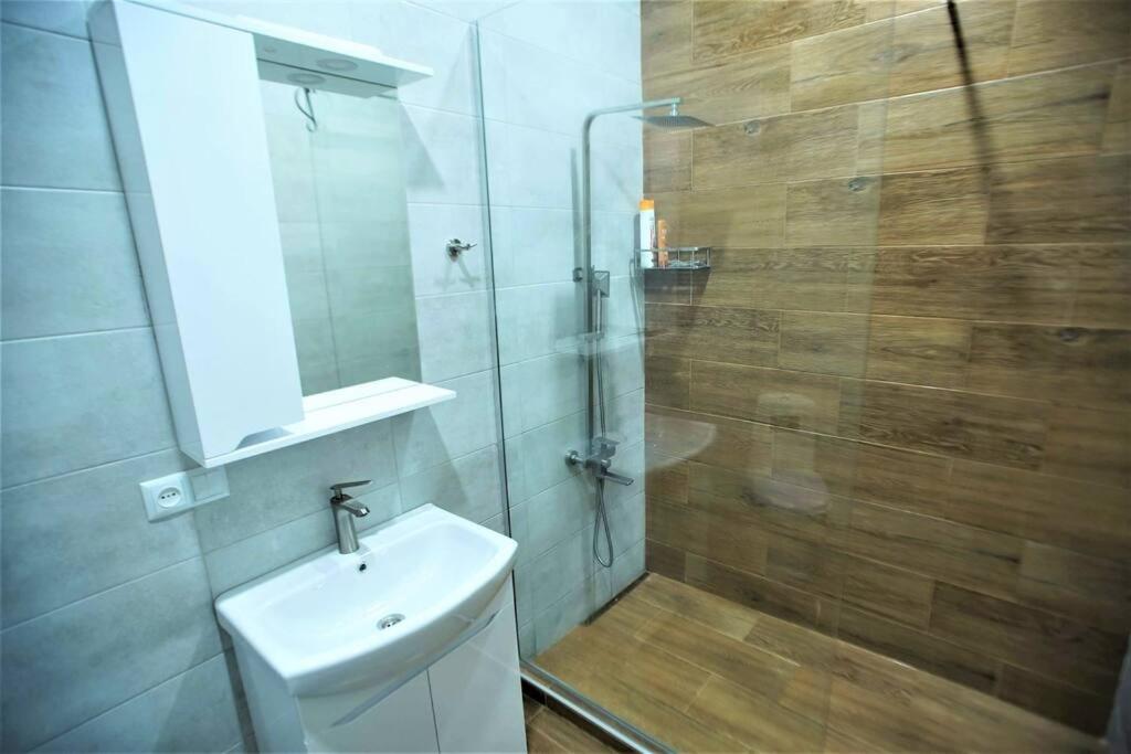 New Apartment Near Holiday Inn