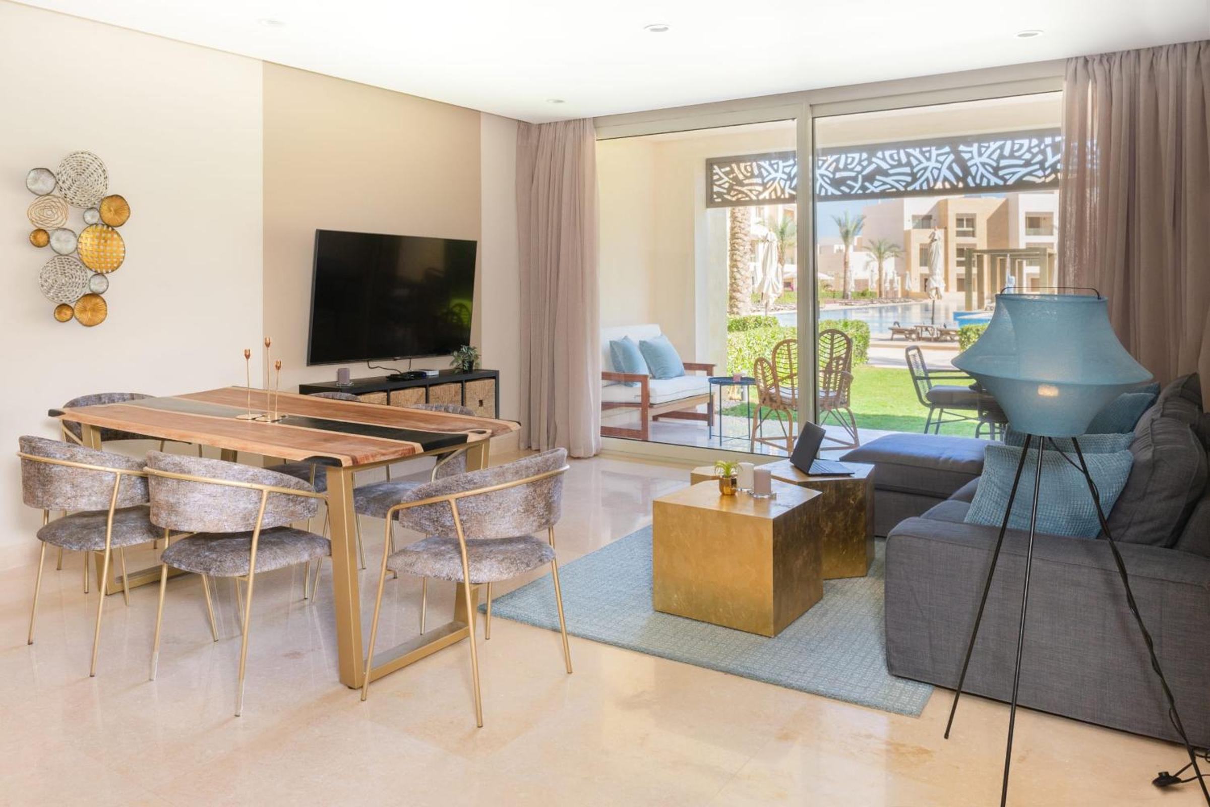 Elegant & Edgy 2 BR w Beach & Pool Mangroovy view 3