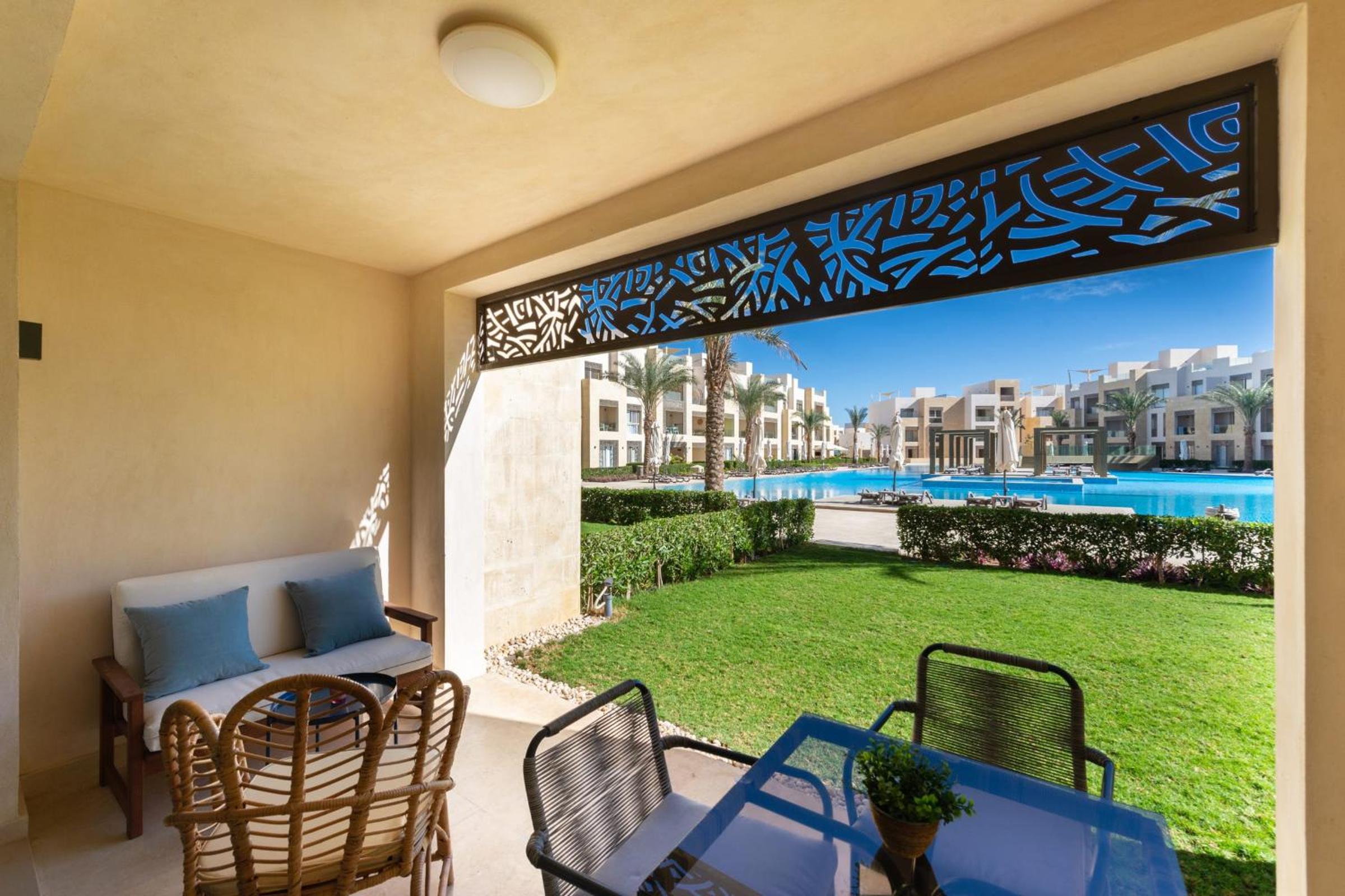 Elegant & Edgy 2 BR w Beach & Pool Mangroovy view 2