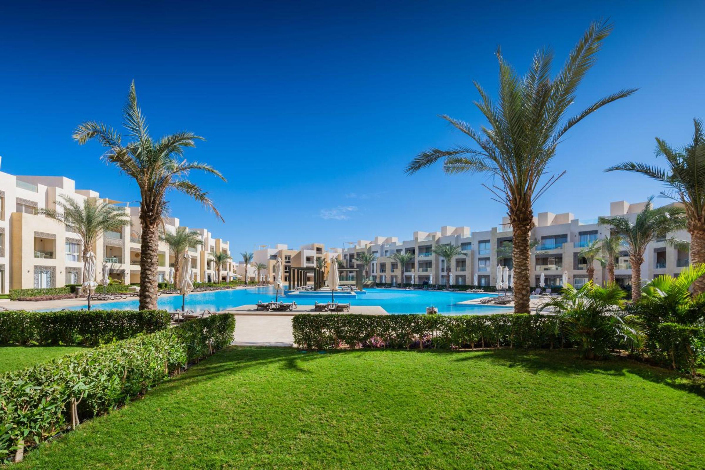Elegant & Edgy 2 BR w Beach & Pool Mangroovy view 5