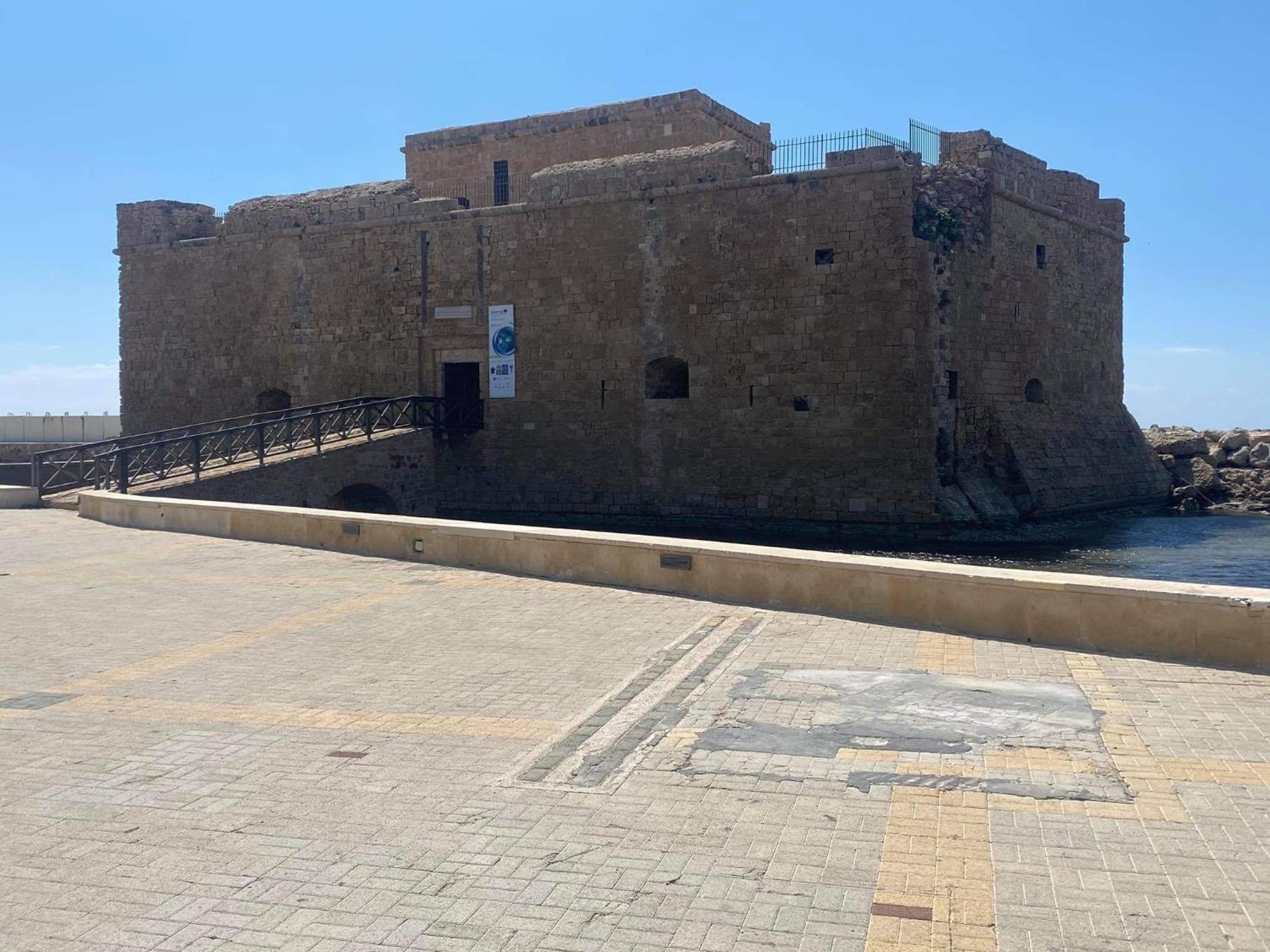Beachside Apartment in Kato Paphos Lighthouse 81 view 4