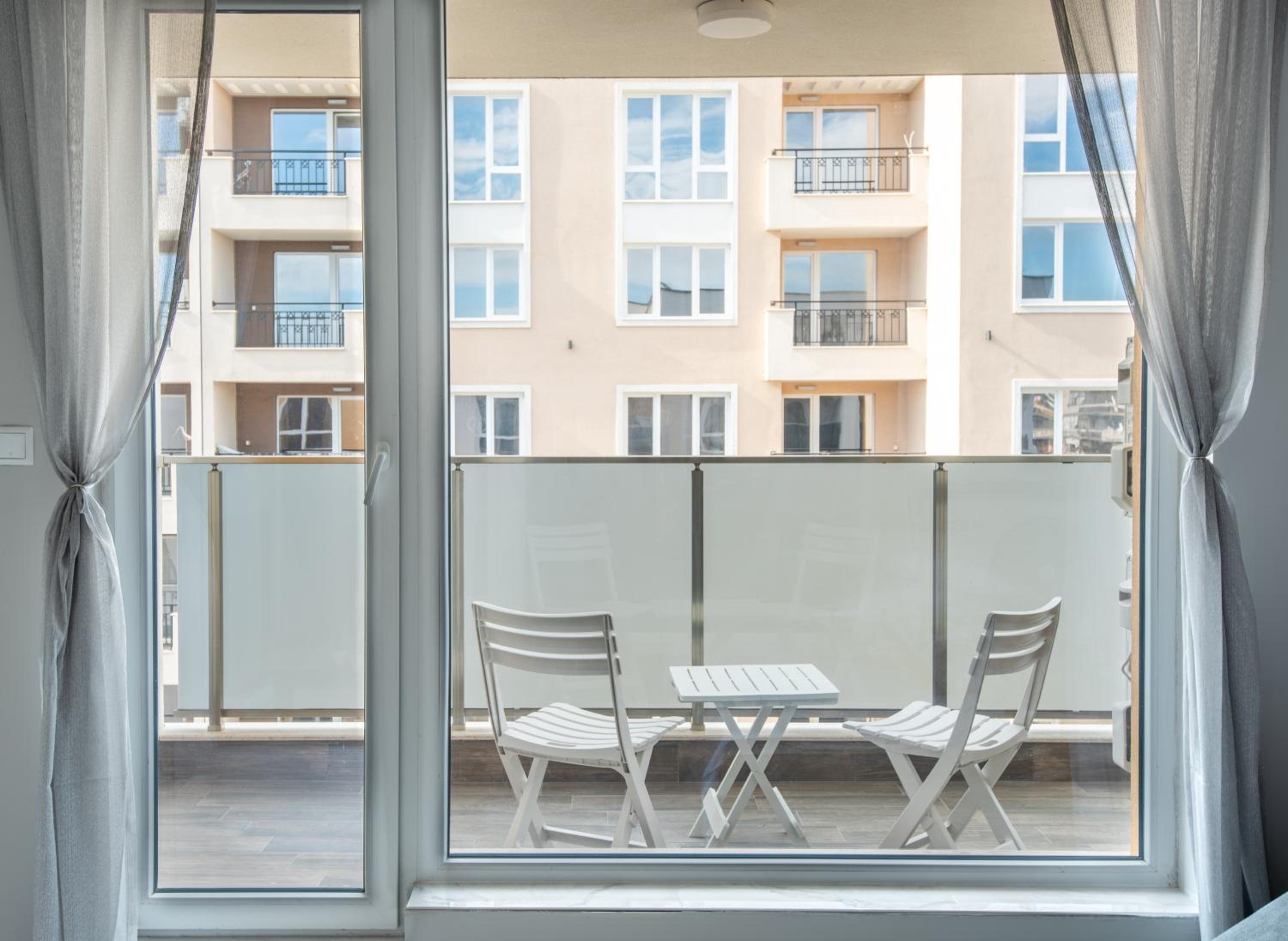 Lovely 1Bed Apartment for 4 Guests & Free street parking view 5