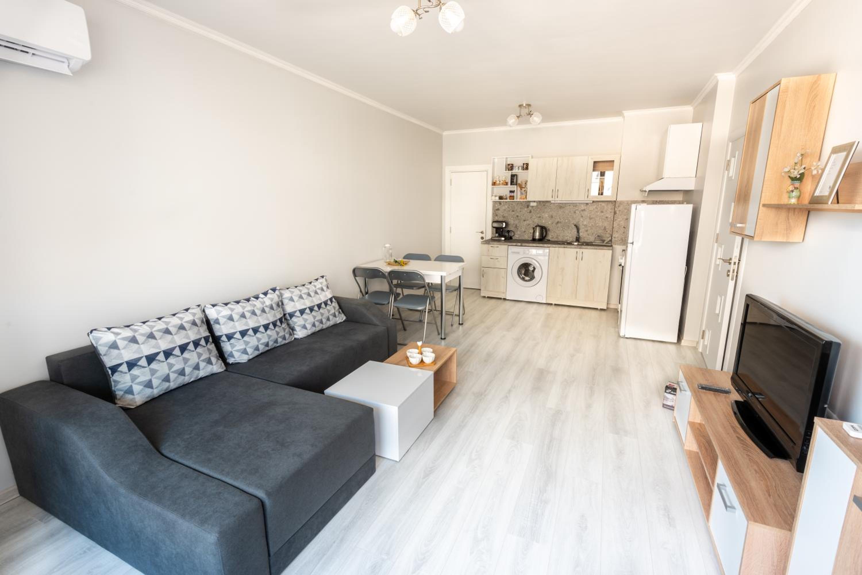 Lovely 1Bed Apartment for 4 Guests & Free street parking view 2