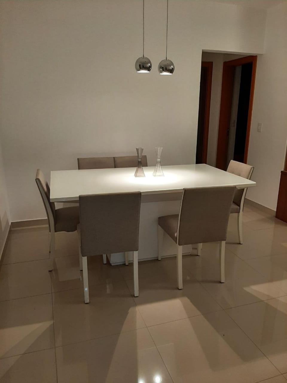 Ilhas de Salinas - Apartamento com vista para o mar, 2 suítes, 2 vagas na garagem e localizado a 200m da praia