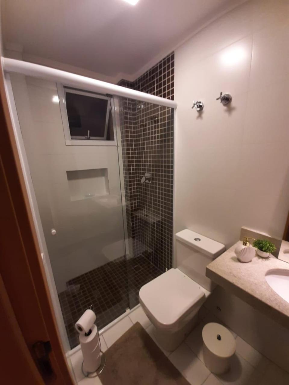 Ilhas de Salinas - Apartamento com vista para o mar, 2 suítes, 2 vagas na garagem e localizado a 200m da praia