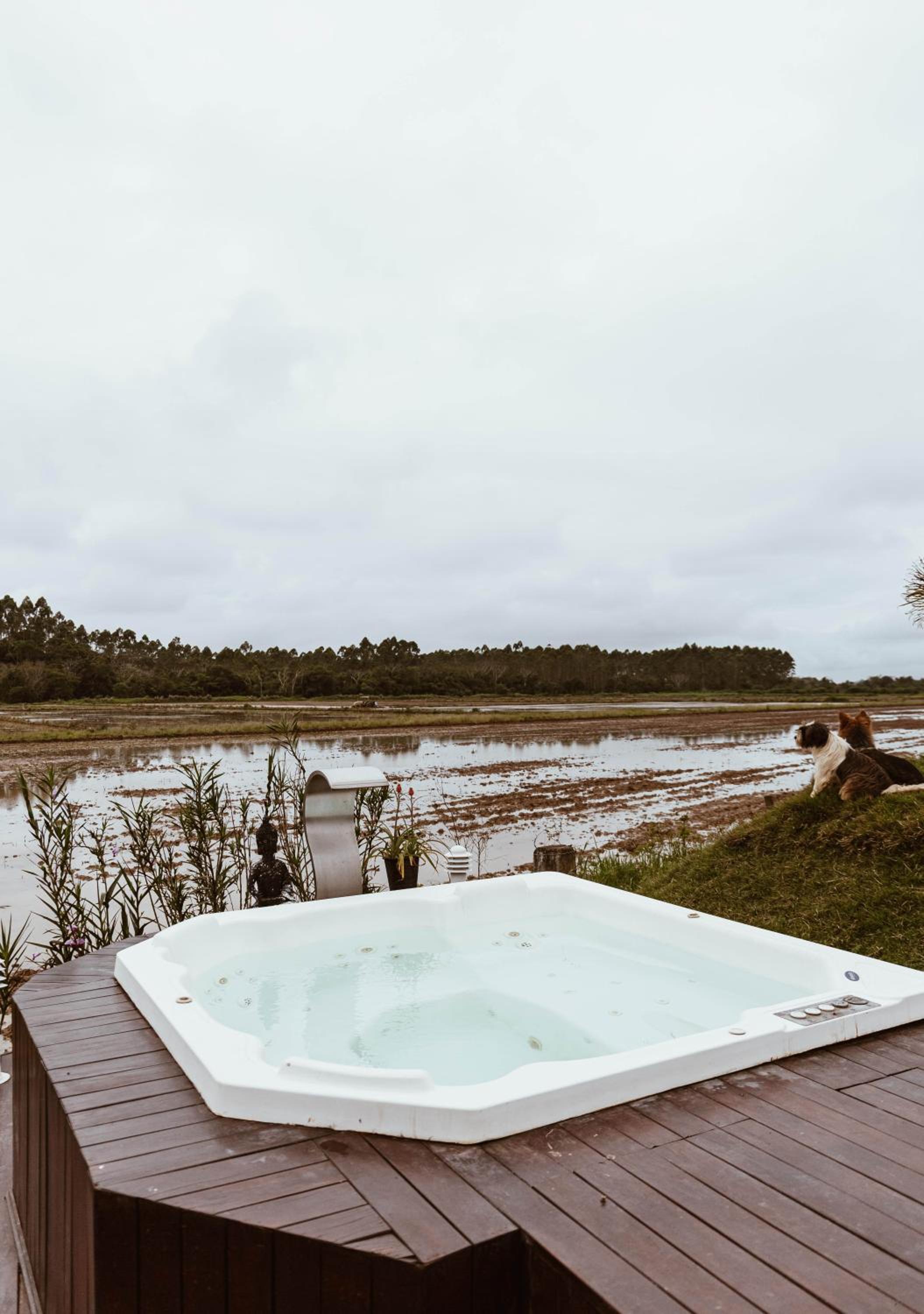 Chalé Sol com hidromassagem em meio a natureza