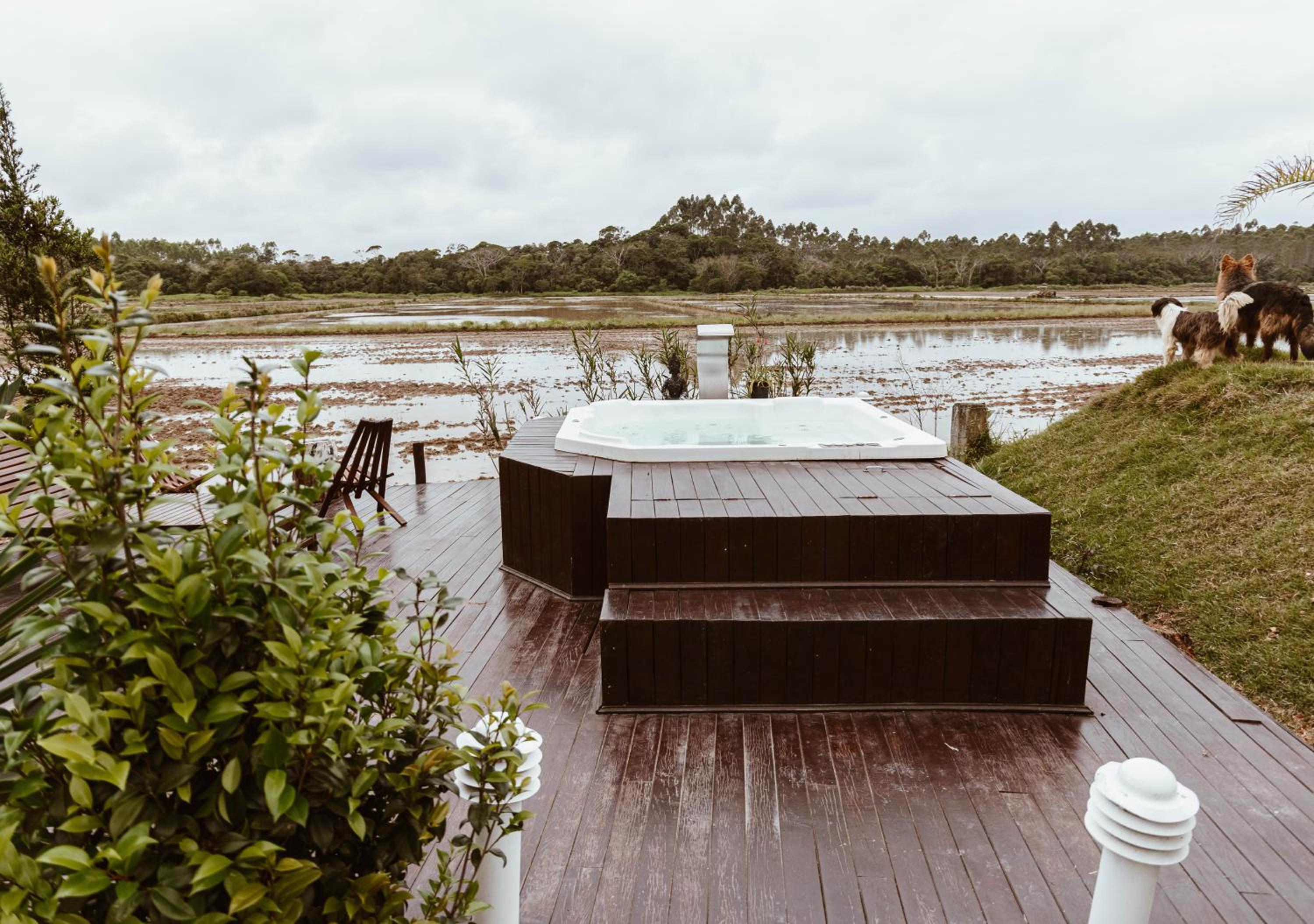 Chalé Sol com hidromassagem em meio a natureza