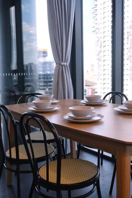 Southbank Apartment with pool Brisbane CBD Hosted by Homestayz
