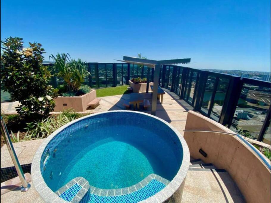 Southbank Apartment with pool Brisbane CBD Hosted by Homestayz