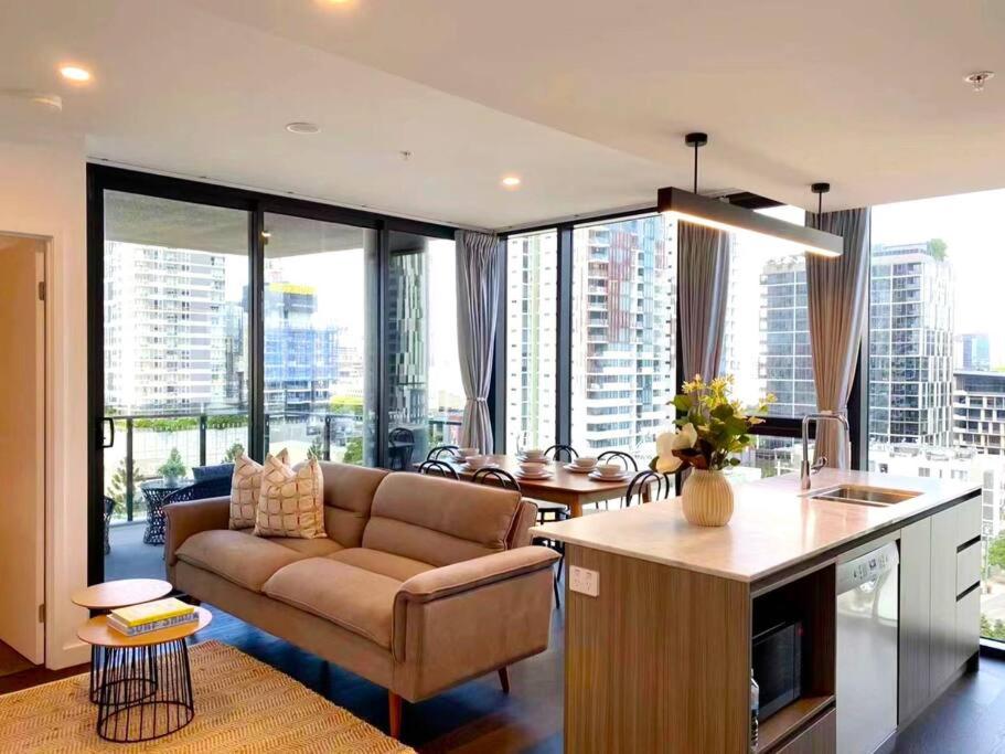 Southbank Apartment with pool Brisbane CBD Hosted by Homestayz