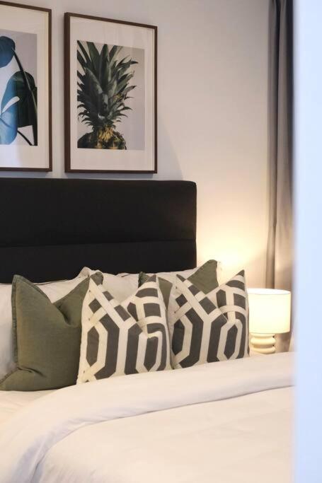 Southbank Apartment with pool Brisbane CBD Hosted by Homestayz